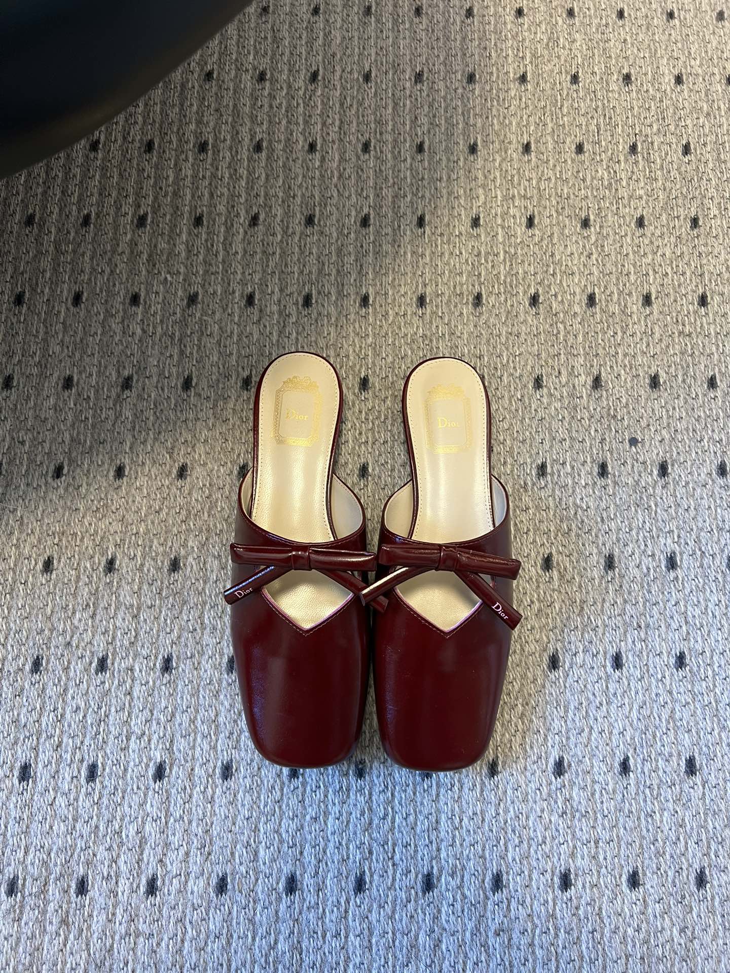 Dio* 26ss春夏新款走秀款方头蝴蝶结穆勒平底鞋半拖鞋采用方头穆勒鞋款式，结合玛丽珍鞋的交叉细带与蝴