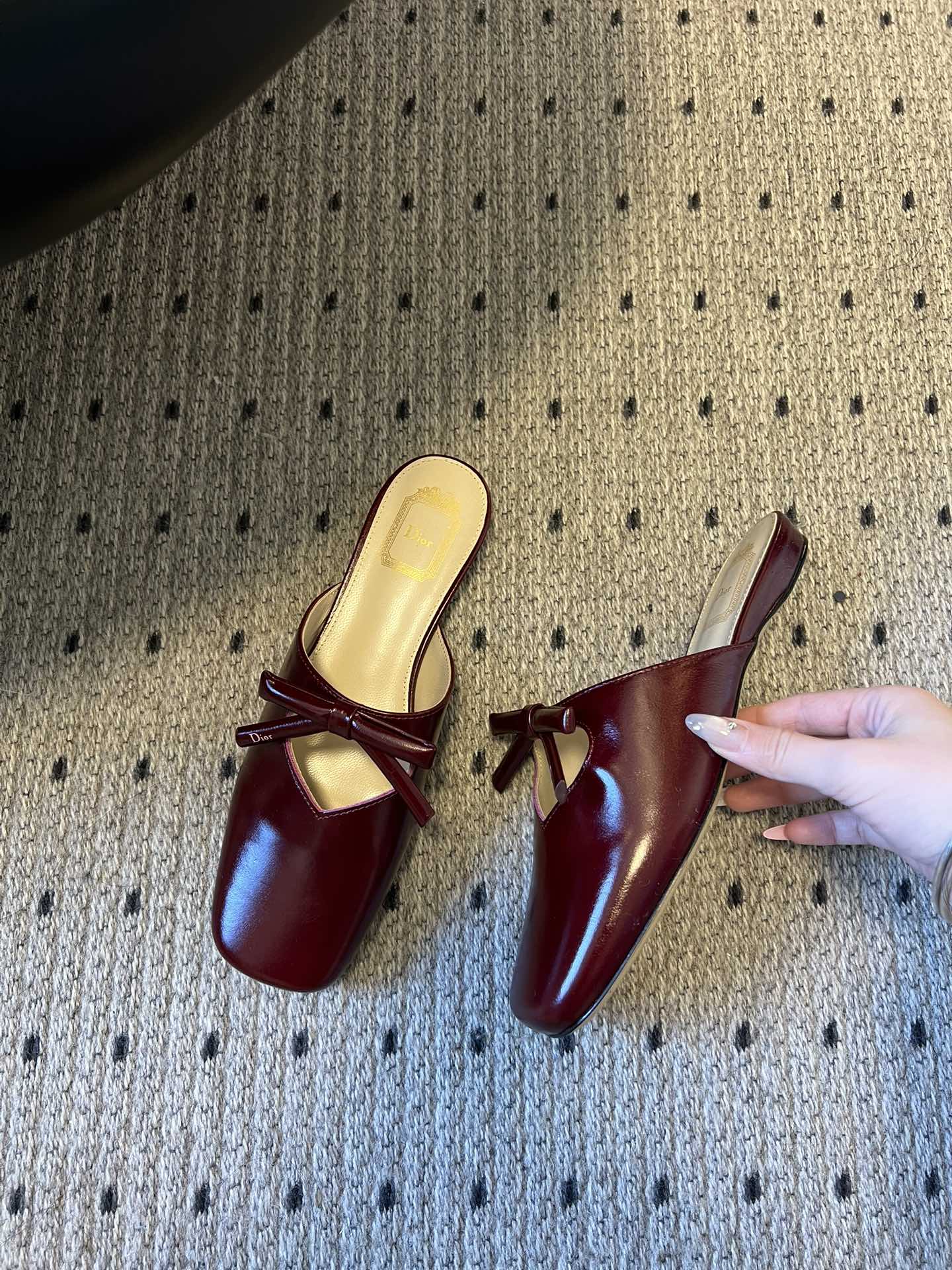 Dio* 26ss春夏新款走秀款方头蝴蝶结穆勒平底鞋半拖鞋采用方头穆勒鞋款式，结合玛丽珍鞋的交叉细带与蝴