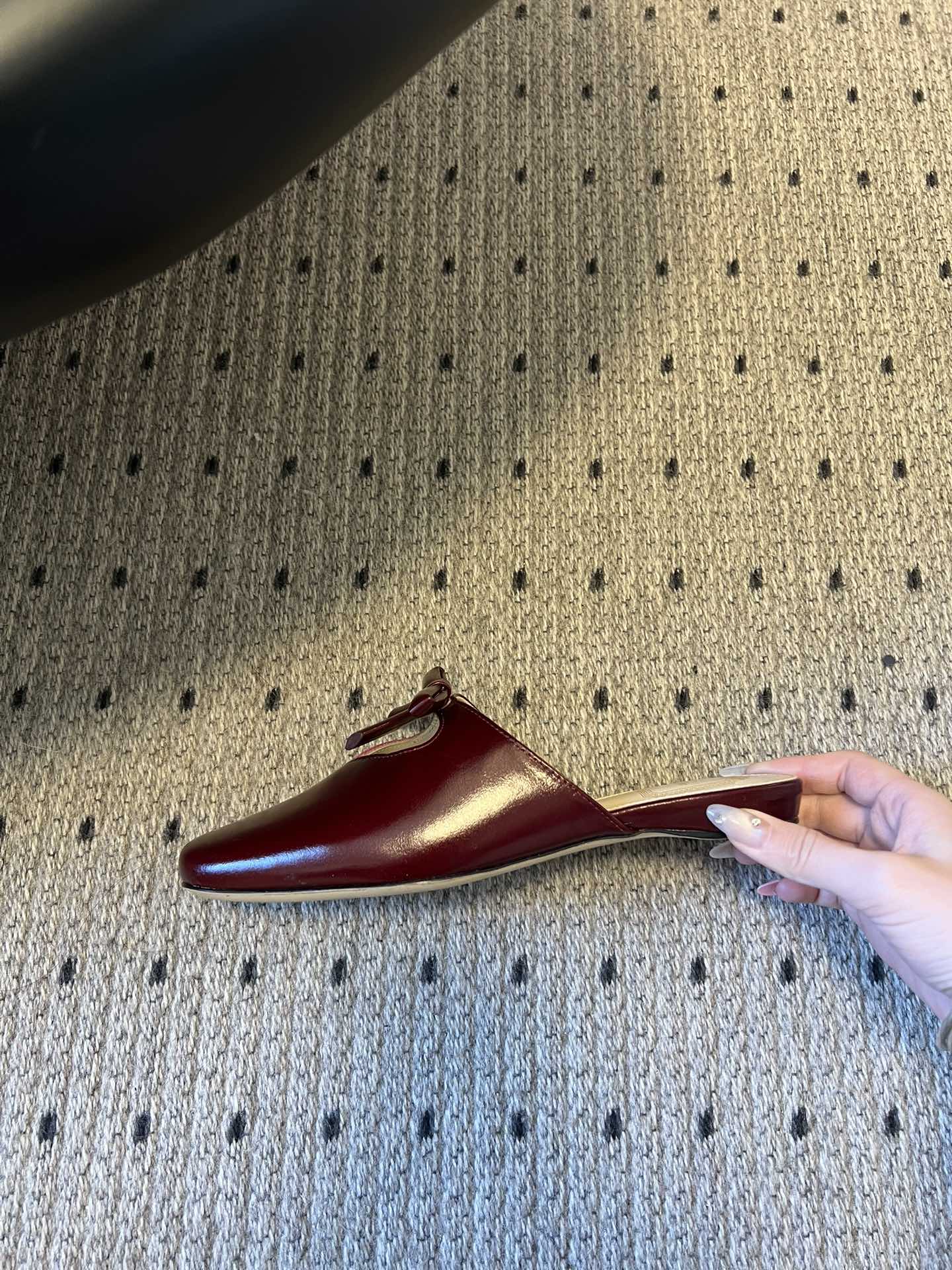 Dio* 26ss春夏新款走秀款方头蝴蝶结穆勒平底鞋半拖鞋采用方头穆勒鞋款式，结合玛丽珍鞋的交叉细带与蝴