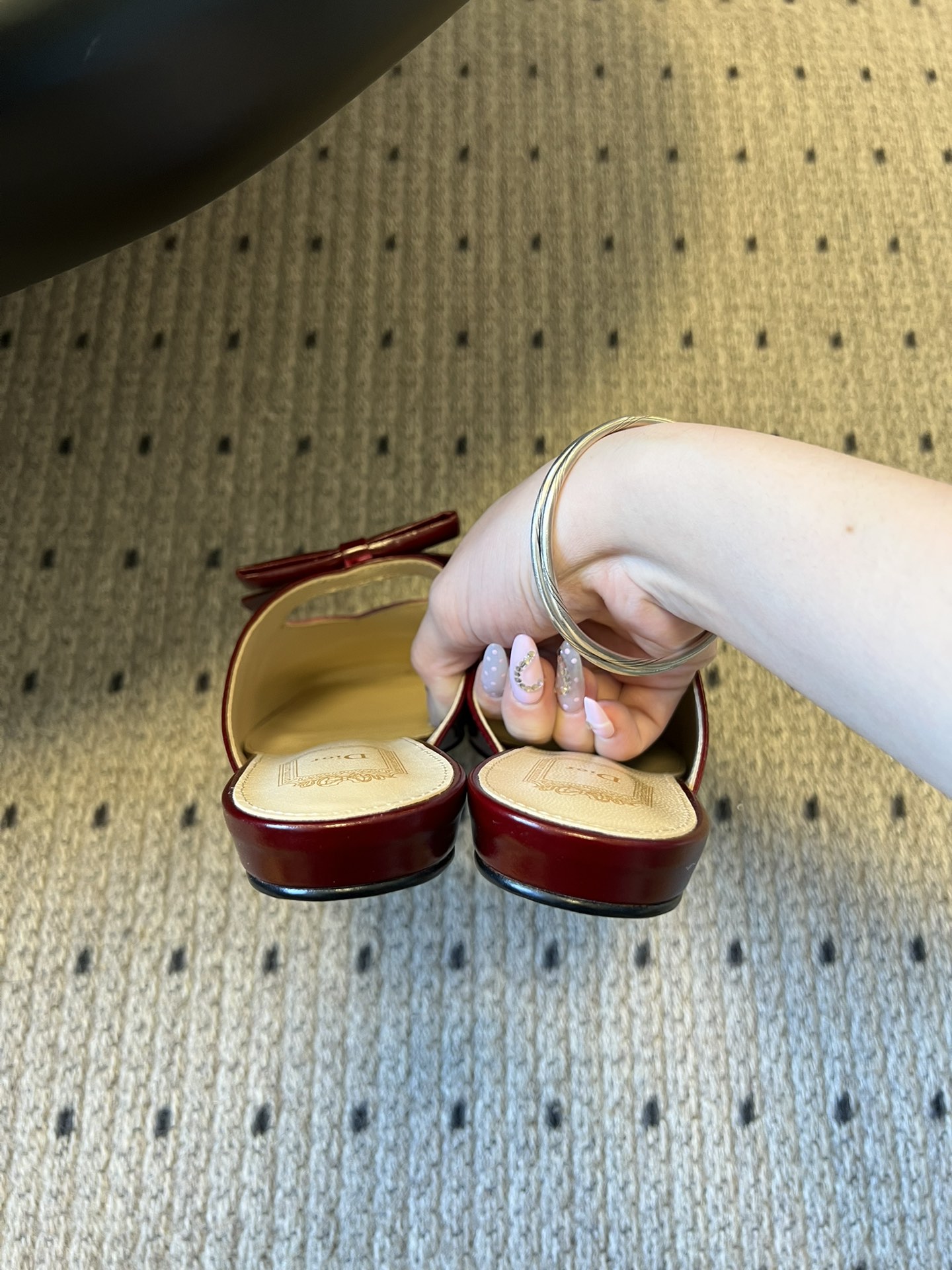 Dio* 26ss春夏新款走秀款方头蝴蝶结穆勒平底鞋半拖鞋采用方头穆勒鞋款式，结合玛丽珍鞋的交叉细带与蝴