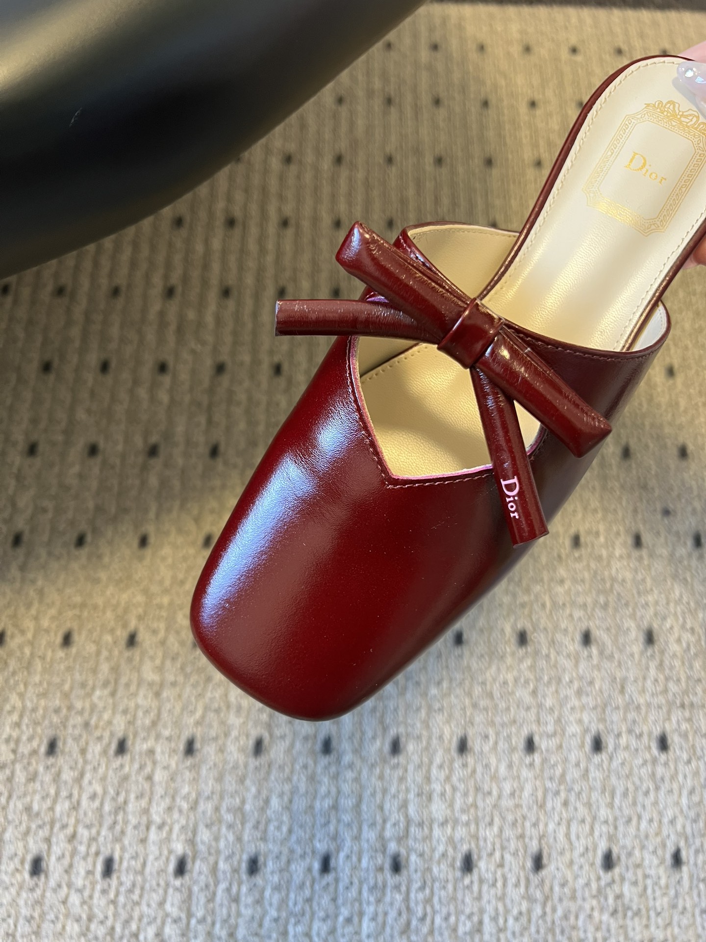 Dio* 26ss春夏新款走秀款方头蝴蝶结穆勒平底鞋半拖鞋采用方头穆勒鞋款式，结合玛丽珍鞋的交叉细带与蝴