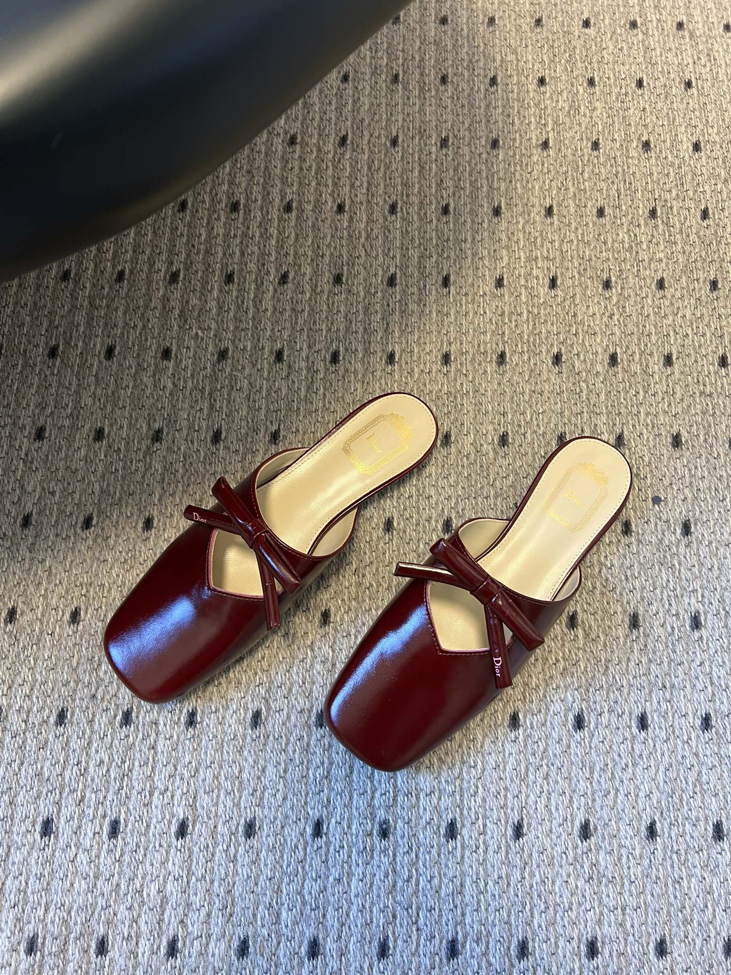 Dio* 26ss春夏新款走秀款方头蝴蝶结穆勒平底鞋半拖鞋采用方头穆勒鞋款式，结合玛丽珍鞋的交叉细带与蝴