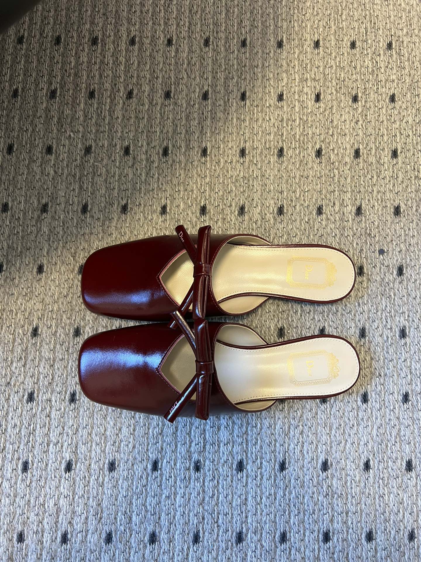 Dio* 26ss春夏新款走秀款方头蝴蝶结穆勒平底鞋半拖鞋采用方头穆勒鞋款式，结合玛丽珍鞋的交叉细带与蝴