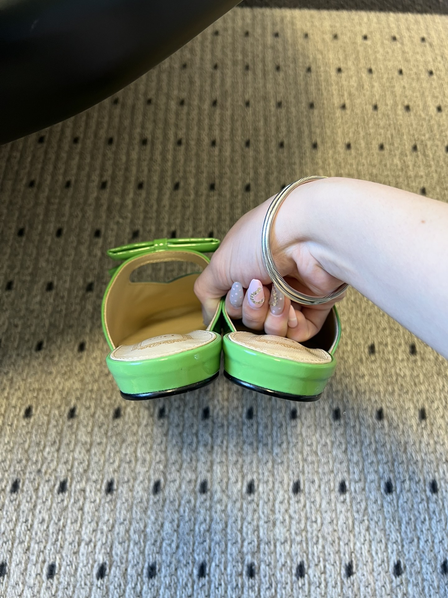 Dio* 26ss春夏新款走秀款方头蝴蝶结穆勒平底鞋半拖鞋采用方头穆勒鞋款式，结合玛丽珍鞋的交叉细带与蝴