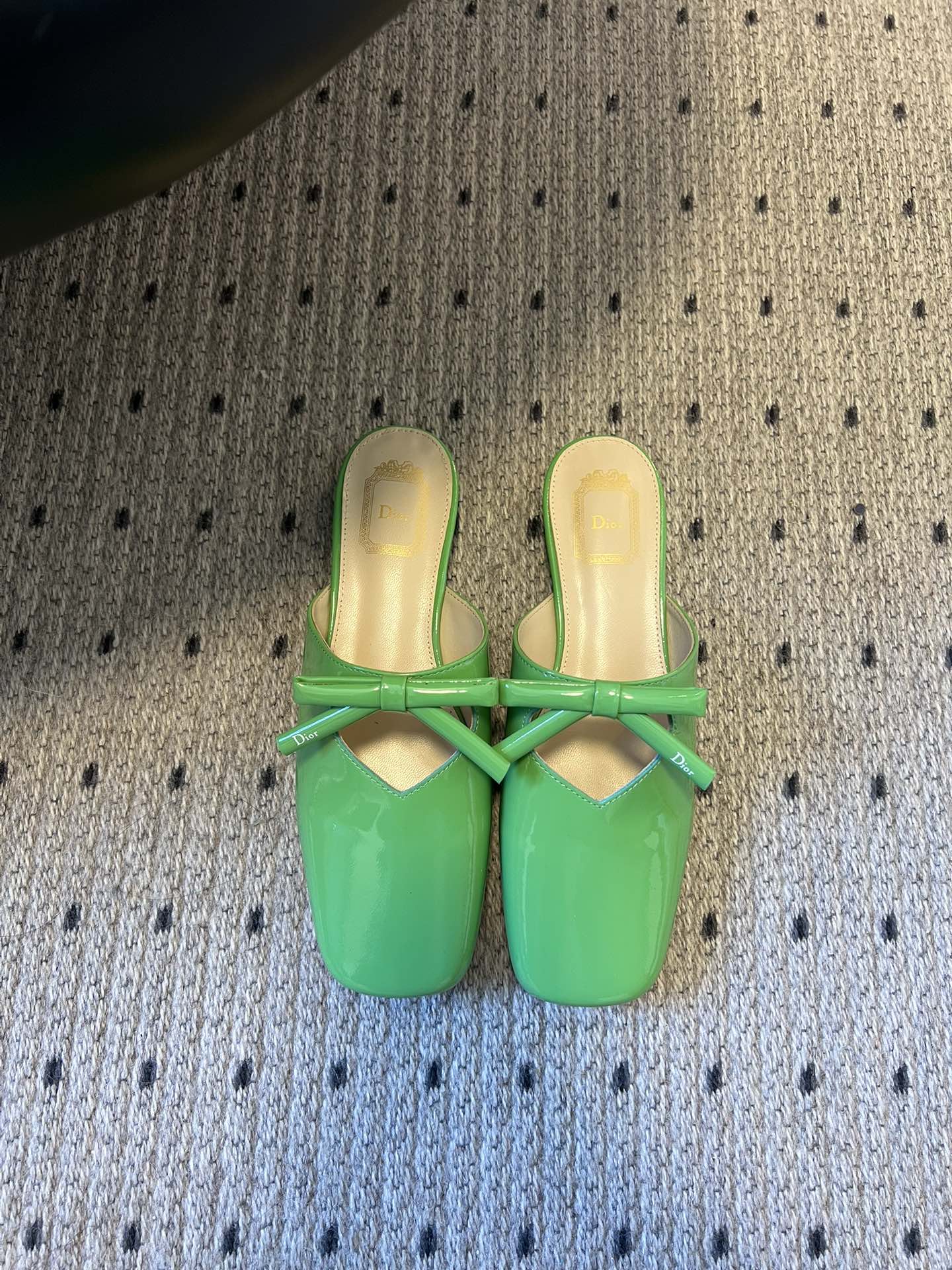 NO:706592,Dio* 26ss new spring and summer catwalk square toe bow mules flat shoes and half slippers adopt the square toe mules style, combined with the cross straps and bow decoration of Mary Jane shoes, blending the retro Mary Jane elements with the lazy feeling of heelless mules. The square toe line adds a neat feeling, and the thin strap design softens the overall style.  The upper is made of glossy patent leather, which has a strong luster, high-quality texture and is easy to care for. The stiffness of the patent leather also allows the shoe shape to maintain a three-dimensional outline. The flat-soled design is matched with the heelless structure of mules, making it easy to put on and take off. At the same time, the flat base ensures the comfort of daily walking, taking into account both style and practicality. Upper cowhide, lining sheepskin, sole leather outsole, increased by 1cm  Size 35-41 (customized sizes 40 and 41 are non-refundable), half drag, dior, mary jane, flats, slippers, cowhide, sheepskin, Leather soles19860909Dio* 26ss春夏新款走秀款方头蝴蝶结穆勒平底鞋半拖鞋 采用方头穆勒鞋款式,结合玛丽珍鞋的交叉细带与蝴蝶结装饰,将复古玛丽珍元素与无后跟的穆勒鞋慵懒感融合,鞋头方正的线条增添利落感,细带设计又柔化整体风格. 鞋面使用亮面漆皮材质,光泽感强,质感高级且易于打理,漆皮的硬挺度也让鞋型保持立体轮廓.平底设计搭配穆勒鞋的无后跟结构,穿脱便捷,同时平底基底保证了日常行走的舒适度,兼顾造型感与实用性. 鞋面牛皮 内里羊皮 鞋底真皮大底 增高1cm Size35-41码（40、41码定制不退换）,半拖,dior,mary jane,flats,slippers,cowhide,sheepskin,Leather soles,Women's Shoes