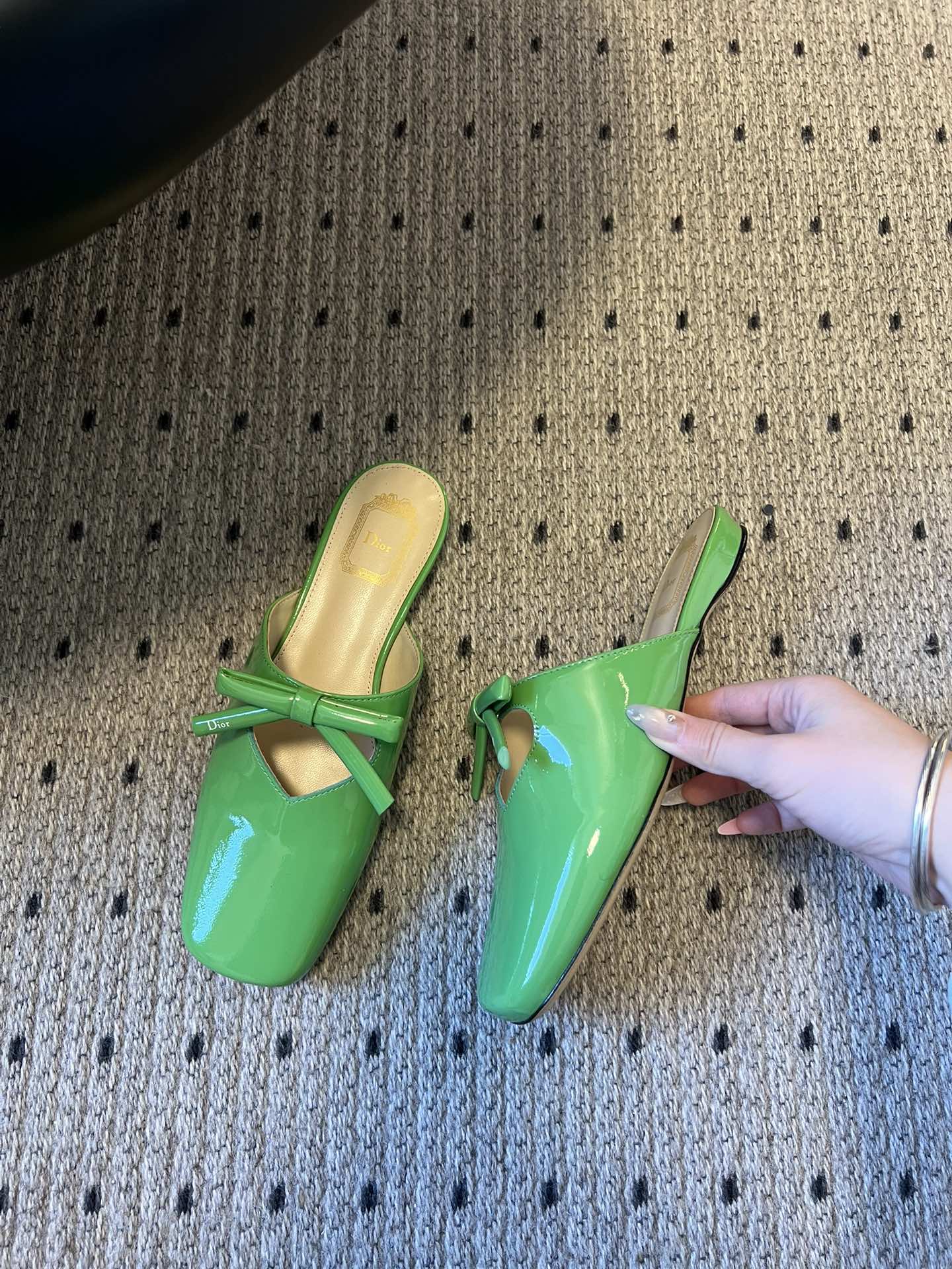 Dio* 26ss春夏新款走秀款方头蝴蝶结穆勒平底鞋半拖鞋采用方头穆勒鞋款式，结合玛丽珍鞋的交叉细带与蝴