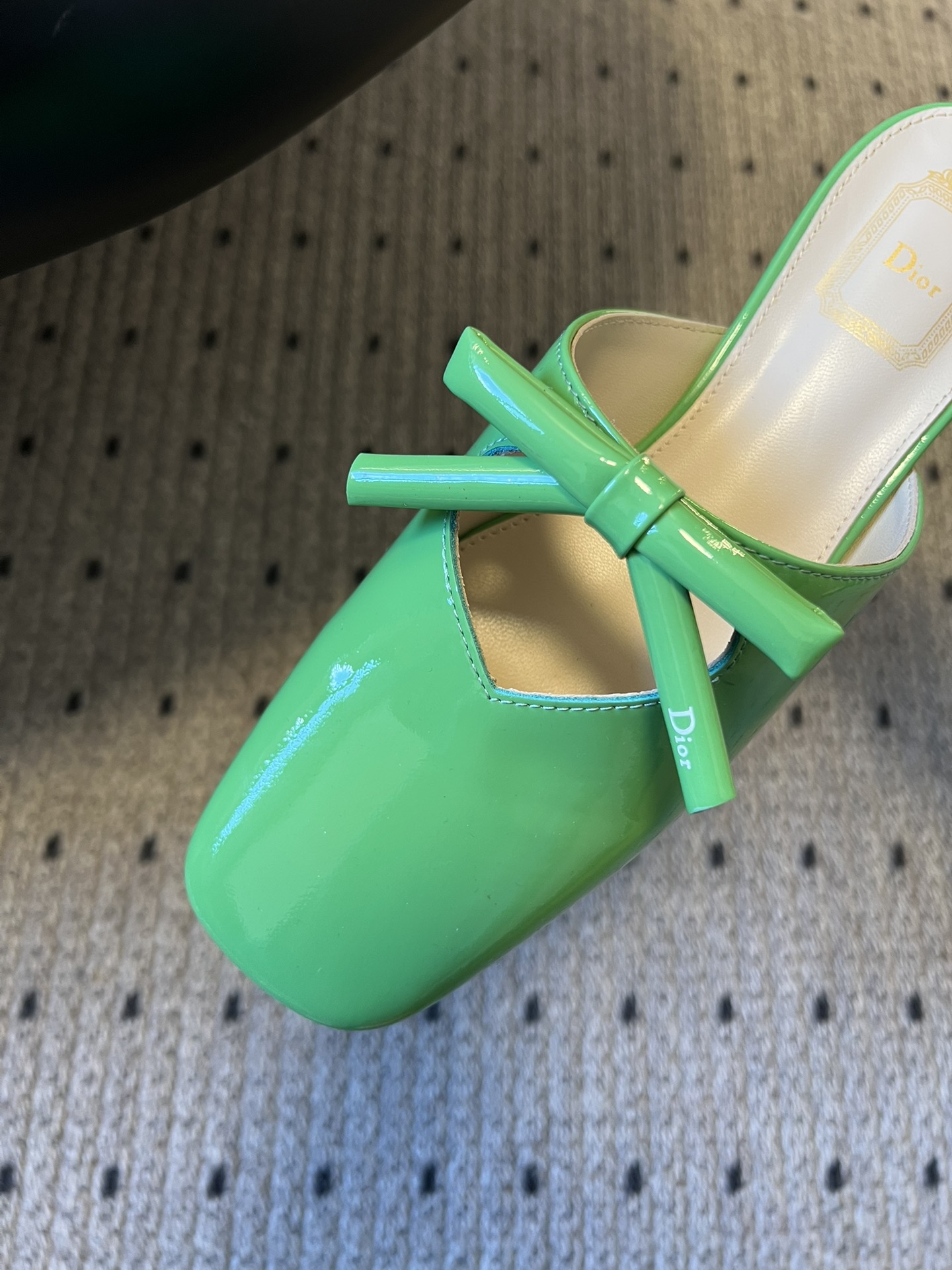 Dio* 26ss春夏新款走秀款方头蝴蝶结穆勒平底鞋半拖鞋采用方头穆勒鞋款式，结合玛丽珍鞋的交叉细带与蝴