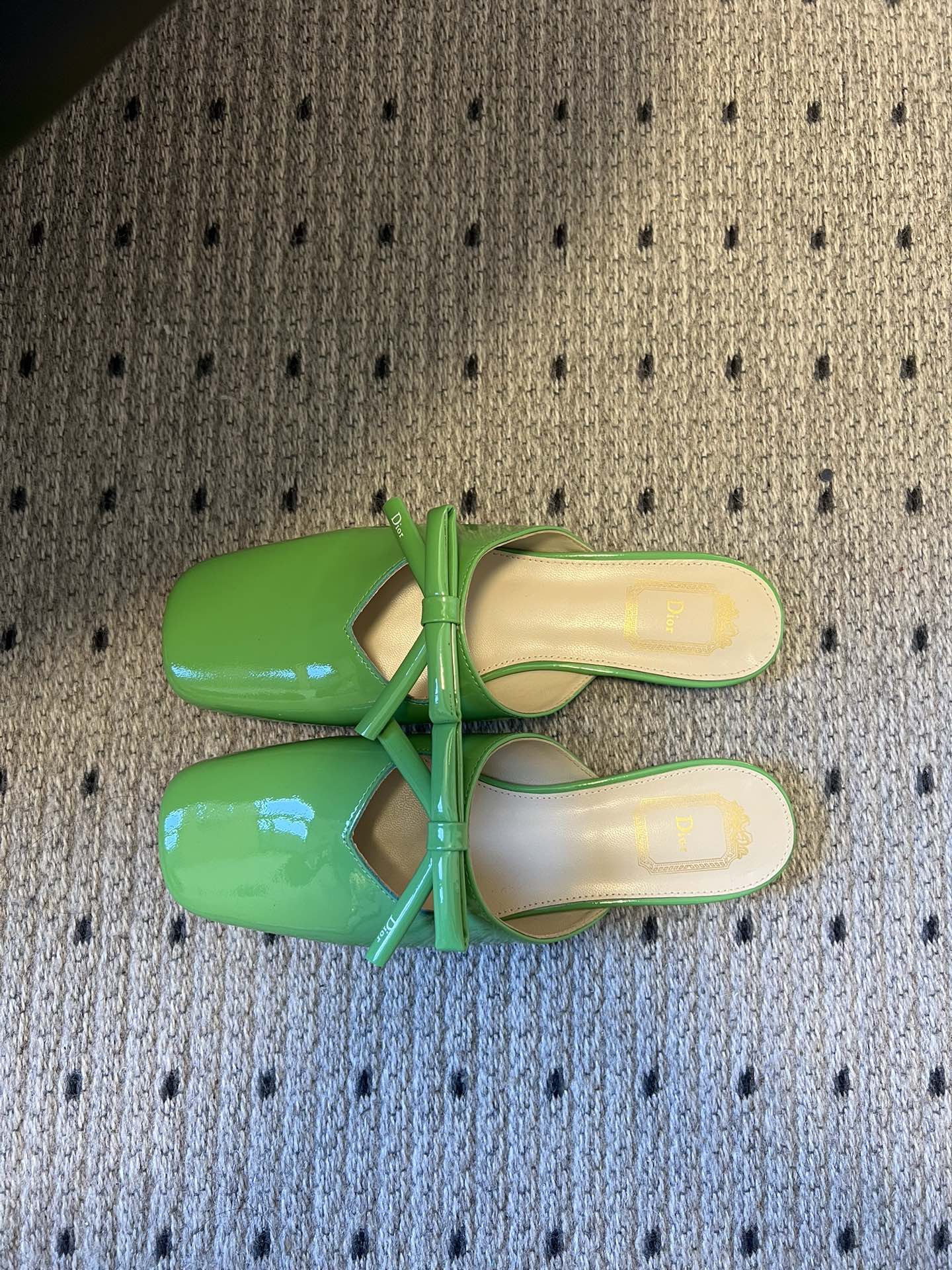 Dio* 26ss春夏新款走秀款方头蝴蝶结穆勒平底鞋半拖鞋采用方头穆勒鞋款式，结合玛丽珍鞋的交叉细带与蝴