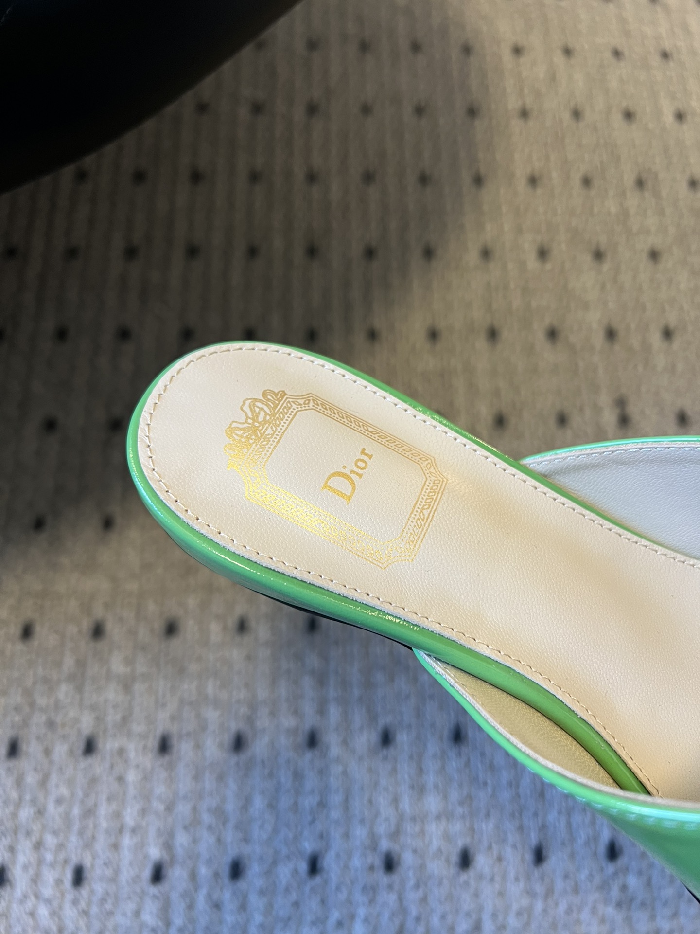 Dio* 26ss春夏新款走秀款方头蝴蝶结穆勒平底鞋半拖鞋采用方头穆勒鞋款式，结合玛丽珍鞋的交叉细带与蝴