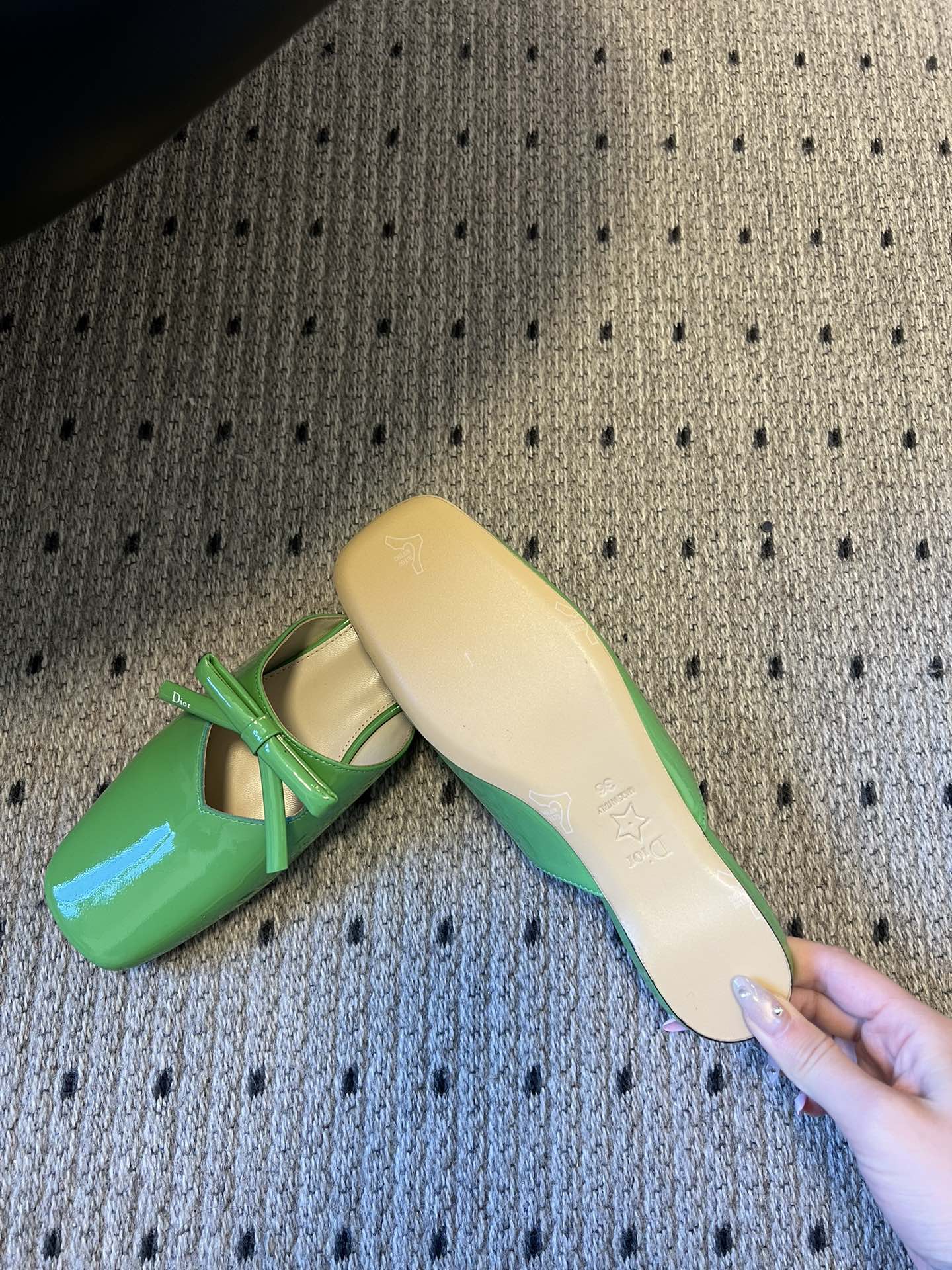 Dio* 26ss春夏新款走秀款方头蝴蝶结穆勒平底鞋半拖鞋采用方头穆勒鞋款式，结合玛丽珍鞋的交叉细带与蝴