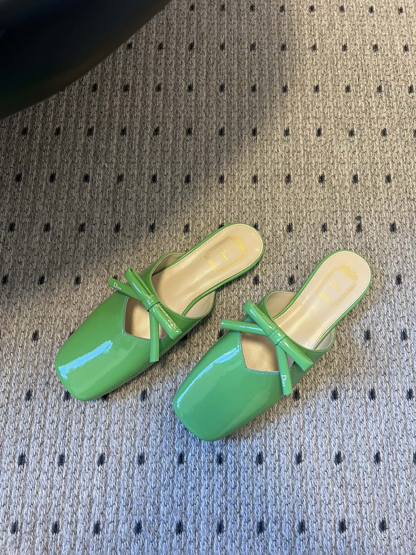 Dio* 26ss春夏新款走秀款方头蝴蝶结穆勒平底鞋半拖鞋采用方头穆勒鞋款式，结合玛丽珍鞋的交叉细带与蝴