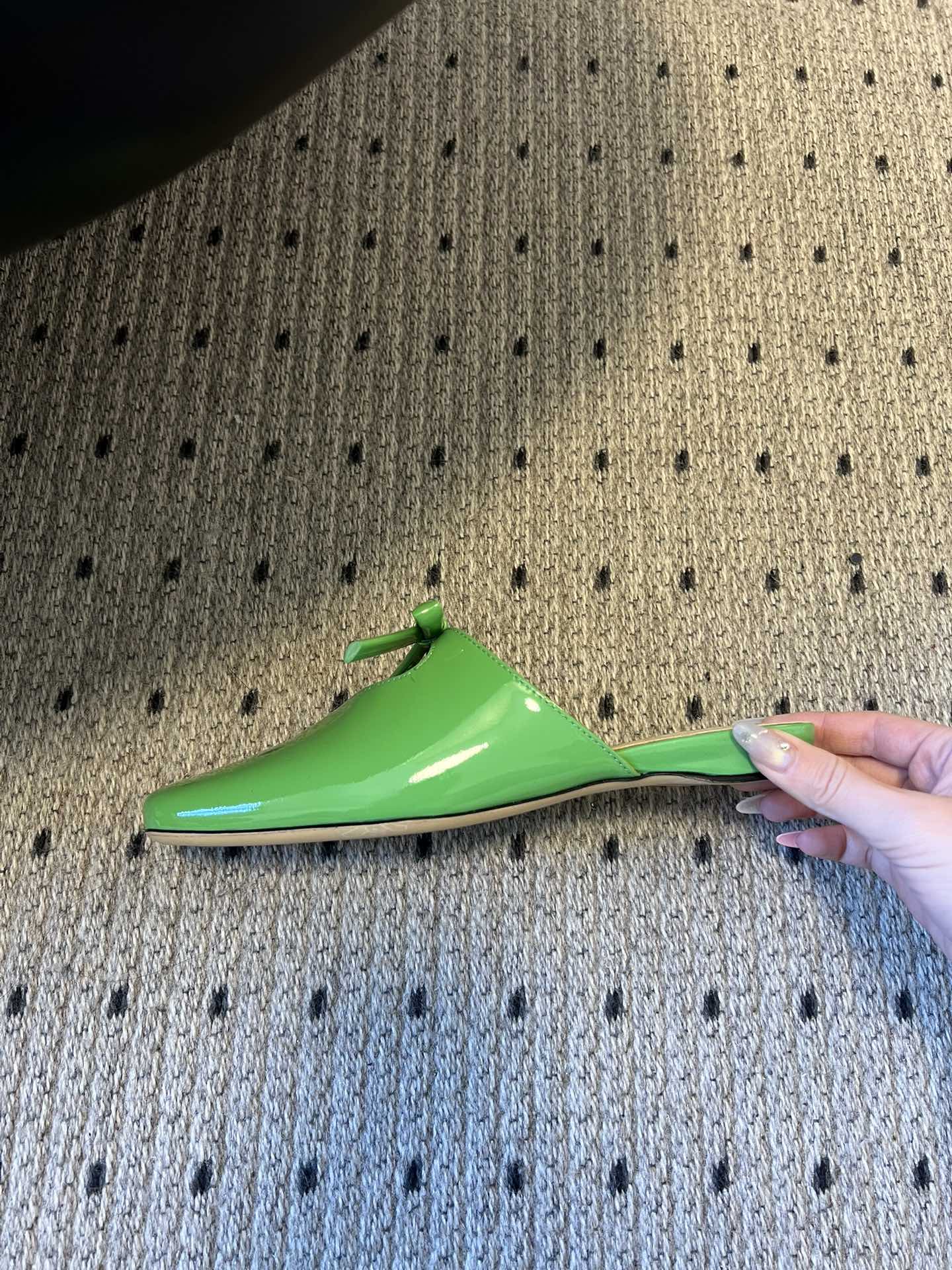 Dio* 26ss春夏新款走秀款方头蝴蝶结穆勒平底鞋半拖鞋采用方头穆勒鞋款式，结合玛丽珍鞋的交叉细带与蝴