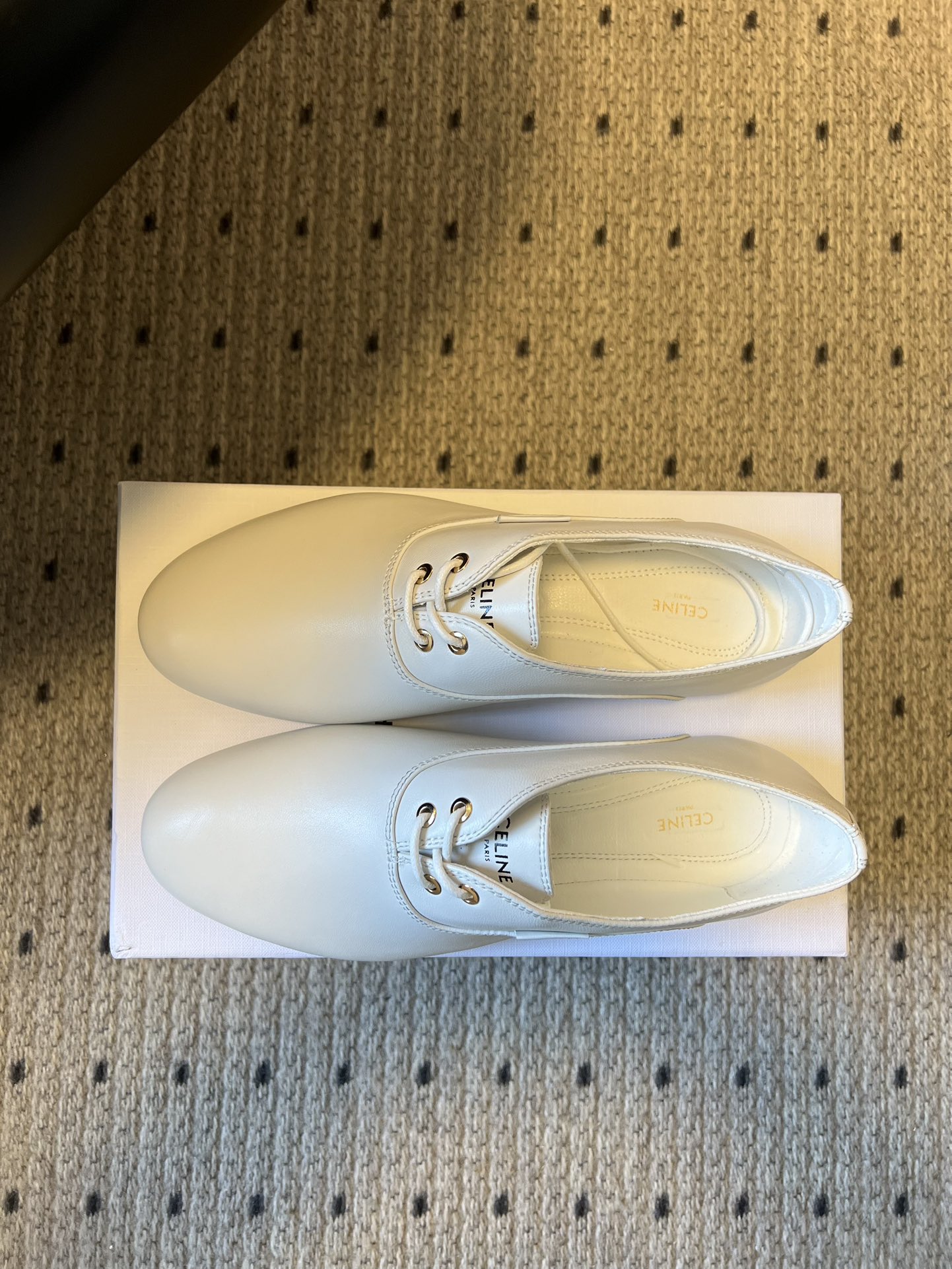 Celin* 26ss新款法式极简平底系带乐福鞋休闲鞋极简复古风，采用圆头鞋型搭配简化的系带设计，无多余