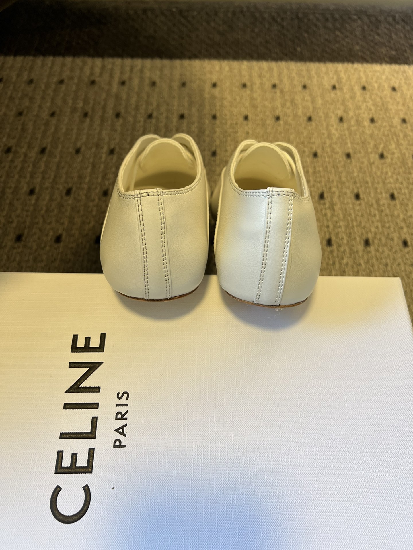 Celin* 26ss新款法式极简平底系带乐福鞋休闲鞋极简复古风，采用圆头鞋型搭配简化的系带设计，无多余