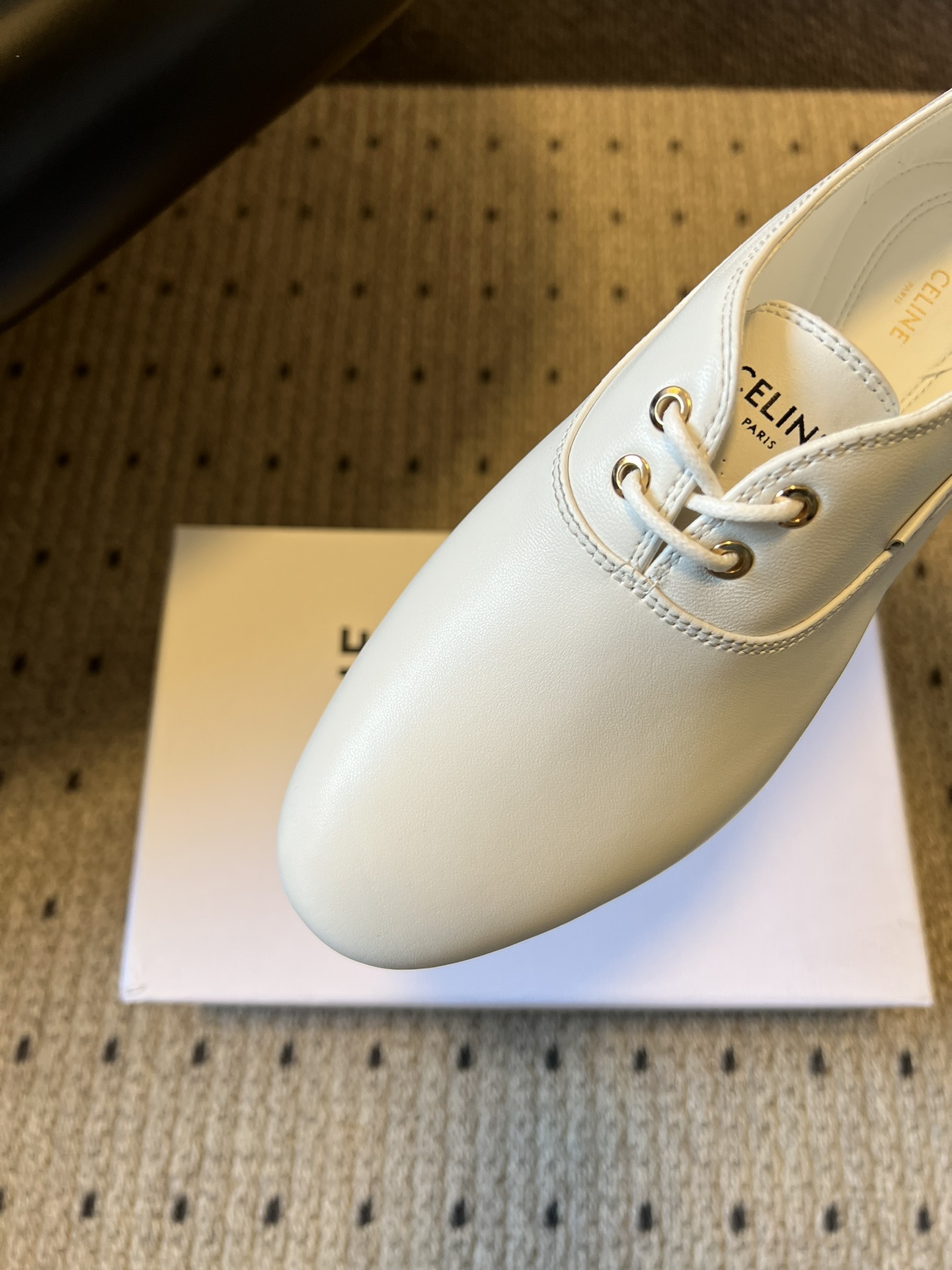 Celin* 26ss新款法式极简平底系带乐福鞋休闲鞋极简复古风，采用圆头鞋型搭配简化的系带设计，无多余