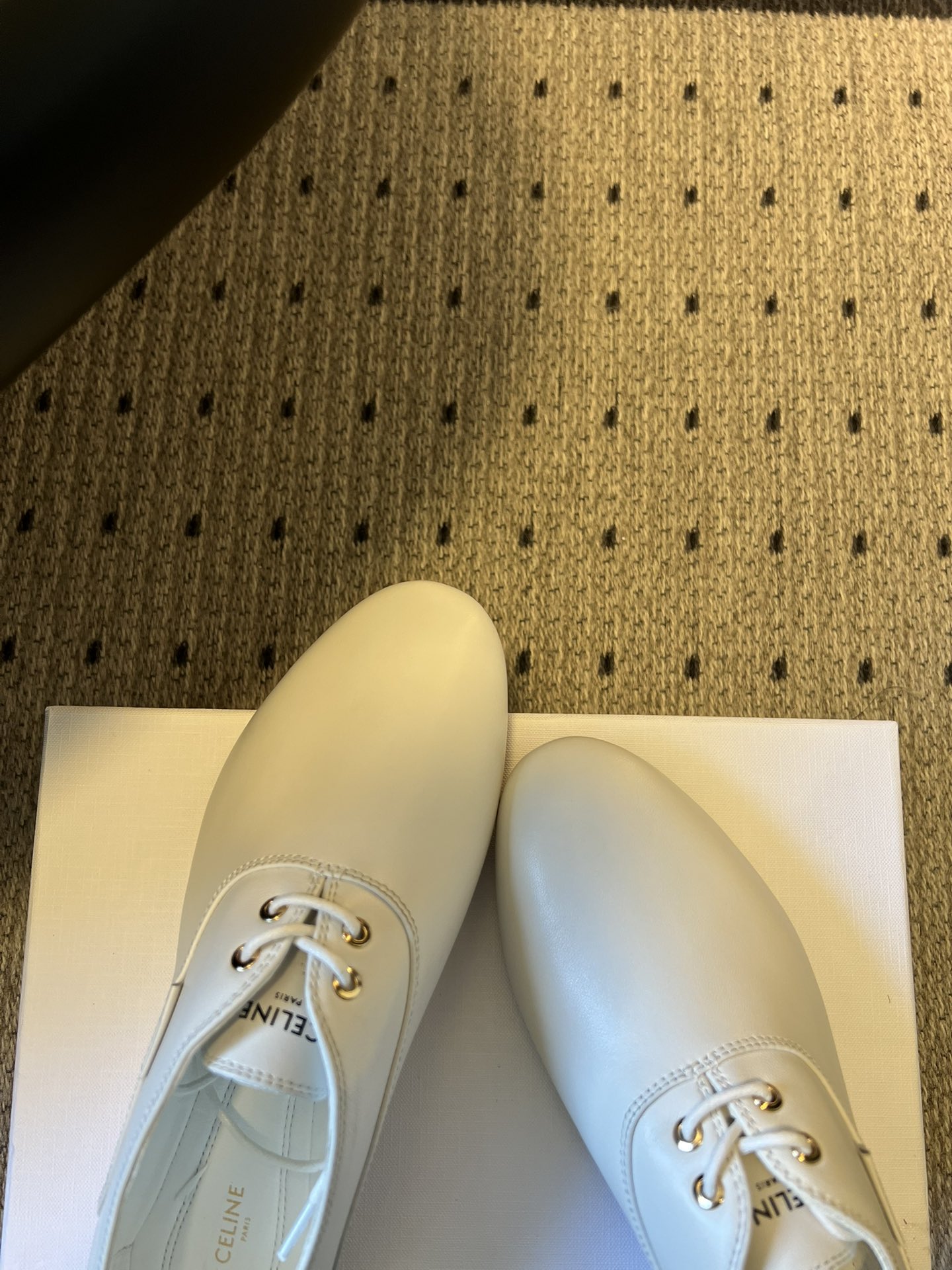 Celin* 26ss新款法式极简平底系带乐福鞋休闲鞋极简复古风，采用圆头鞋型搭配简化的系带设计，无多余