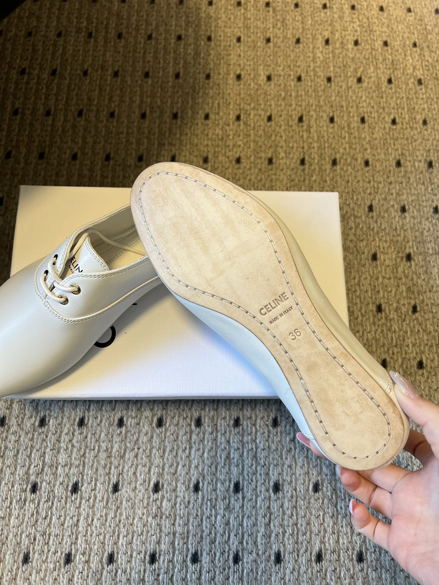 Celin* 26ss新款法式极简平底系带乐福鞋休闲鞋极简复古风，采用圆头鞋型搭配简化的系带设计，无多余