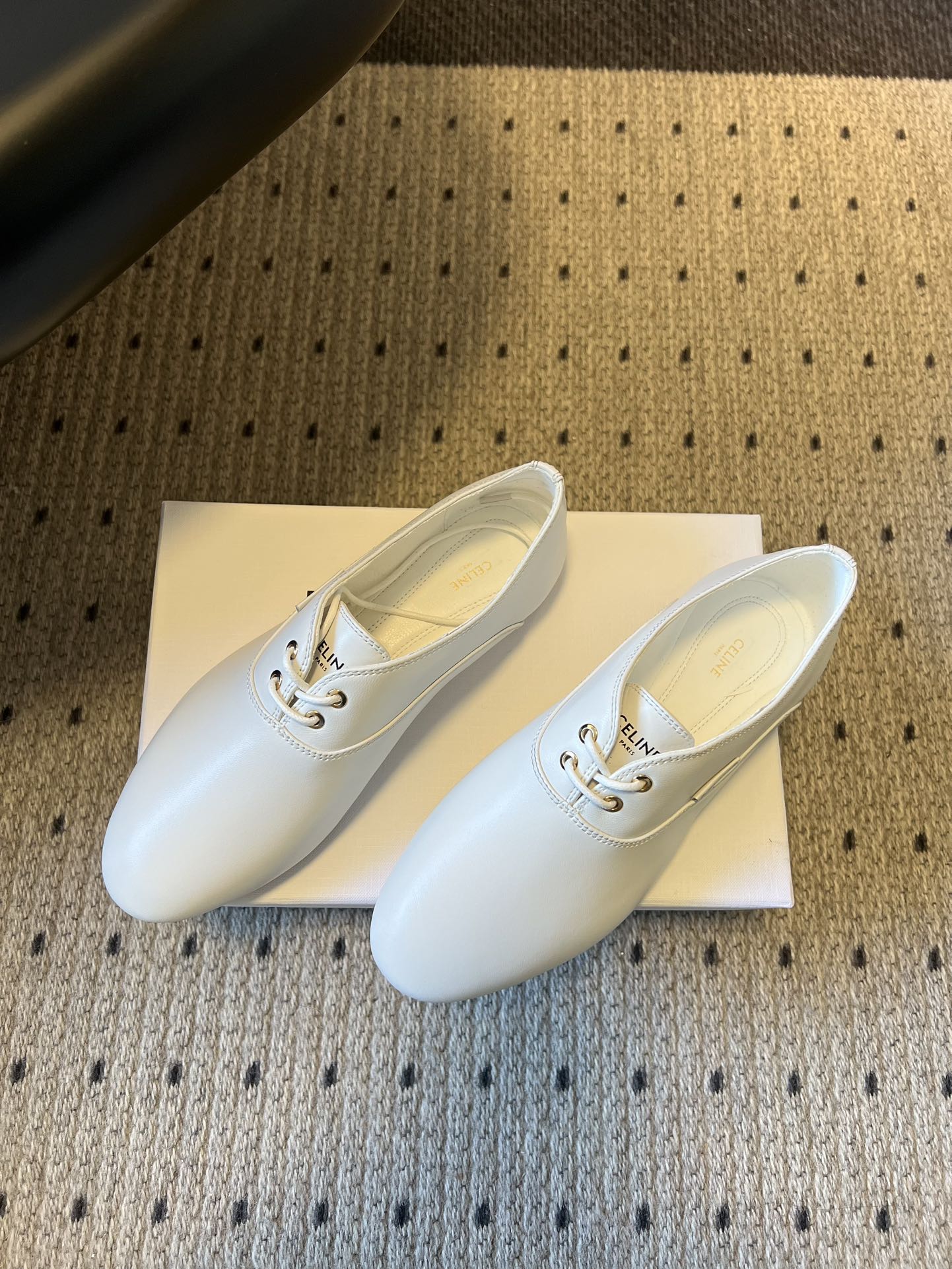 Celin* 26ss新款法式极简平底系带乐福鞋休闲鞋极简复古风，采用圆头鞋型搭配简化的系带设计，无多余