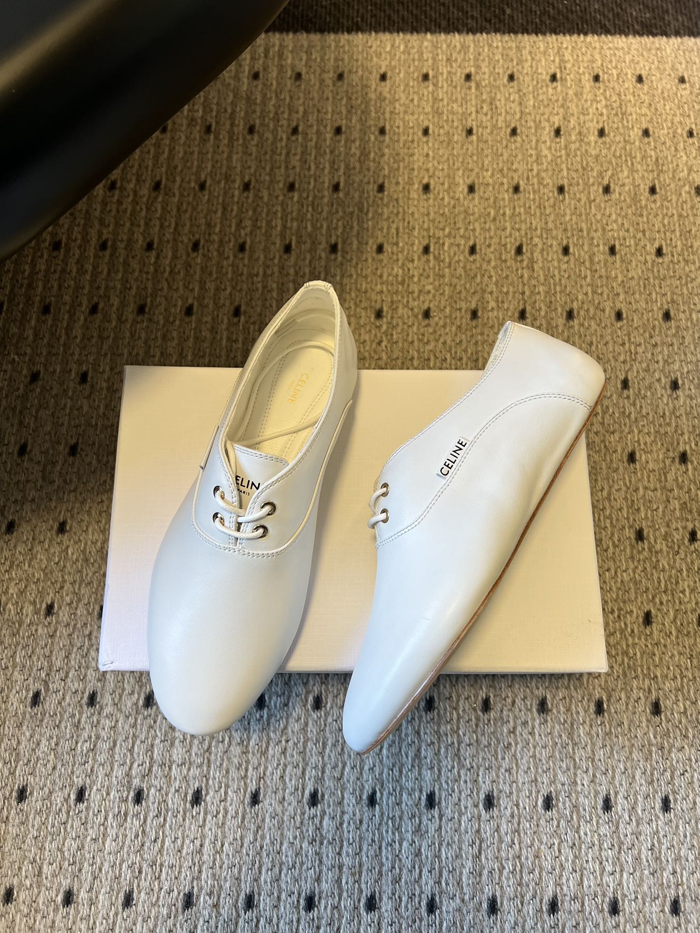 Celin* 26ss新款法式极简平底系带乐福鞋休闲鞋极简复古风，采用圆头鞋型搭配简化的系带设计，无多余