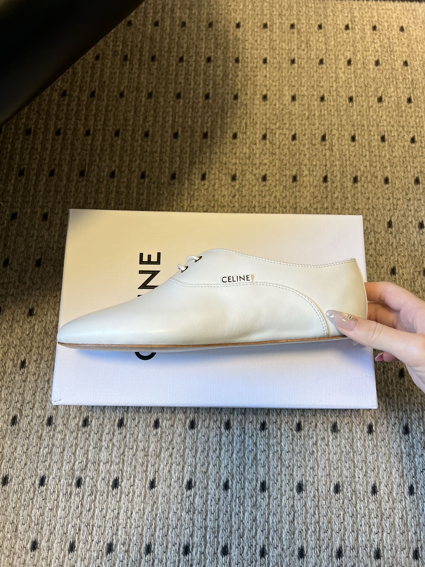 Celin* 26ss新款法式极简平底系带乐福鞋休闲鞋极简复古风，采用圆头鞋型搭配简化的系带设计，无多余