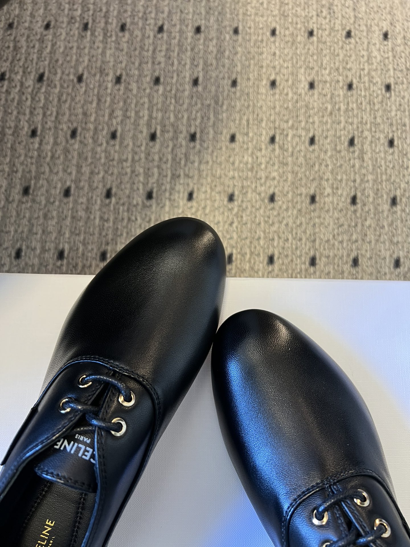 Celin* 26ss新款法式极简平底系带乐福鞋休闲鞋极简复古风，采用圆头鞋型搭配简化的系带设计，无多余