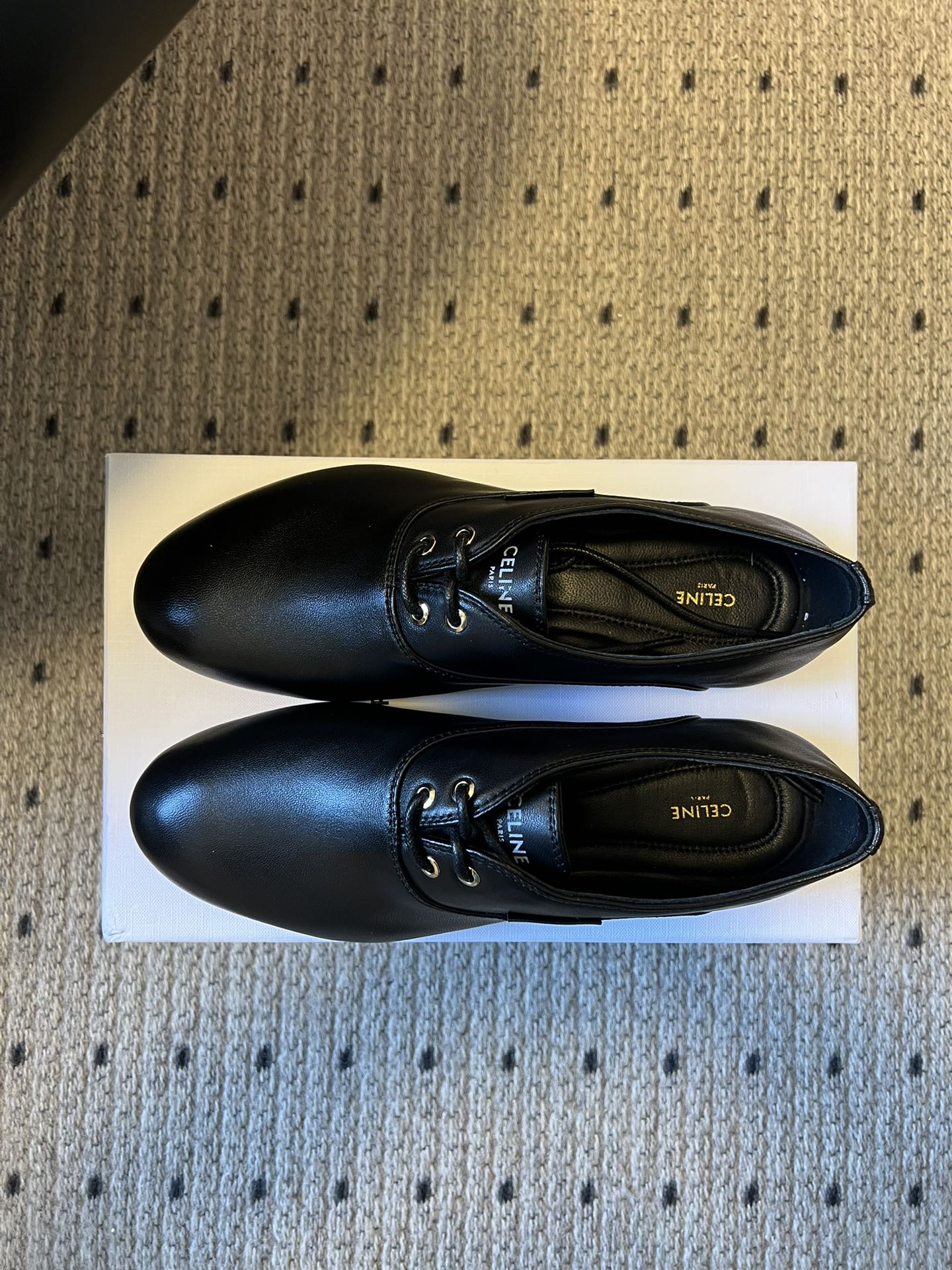 Celin* 26ss新款法式极简平底系带乐福鞋休闲鞋极简复古风，采用圆头鞋型搭配简化的系带设计，无多余