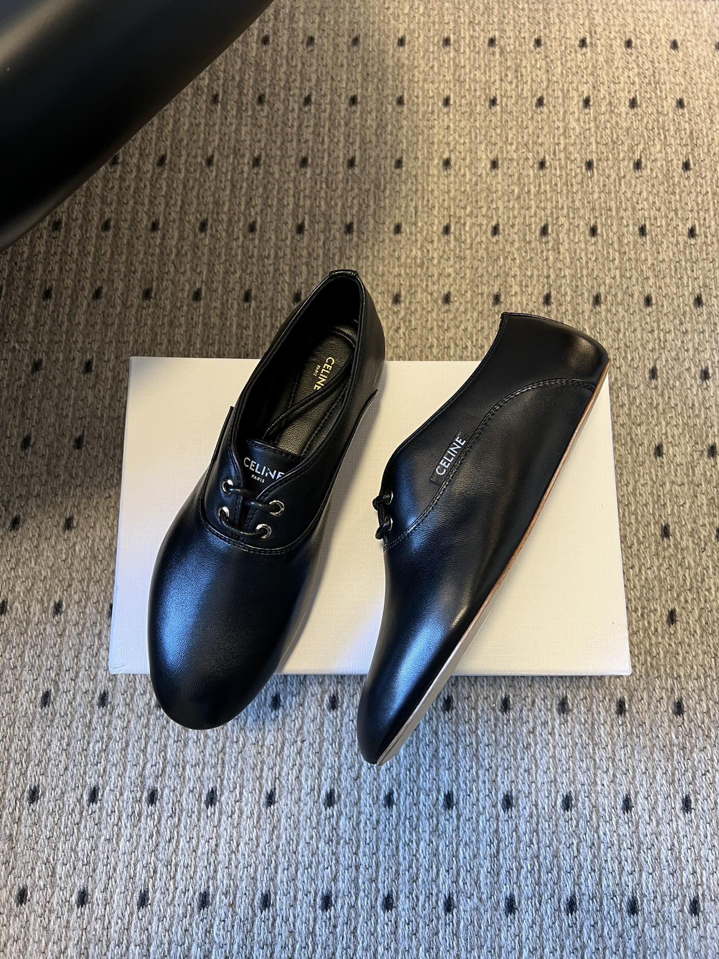 Celin* 26ss新款法式极简平底系带乐福鞋休闲鞋极简复古风，采用圆头鞋型搭配简化的系带设计，无多余