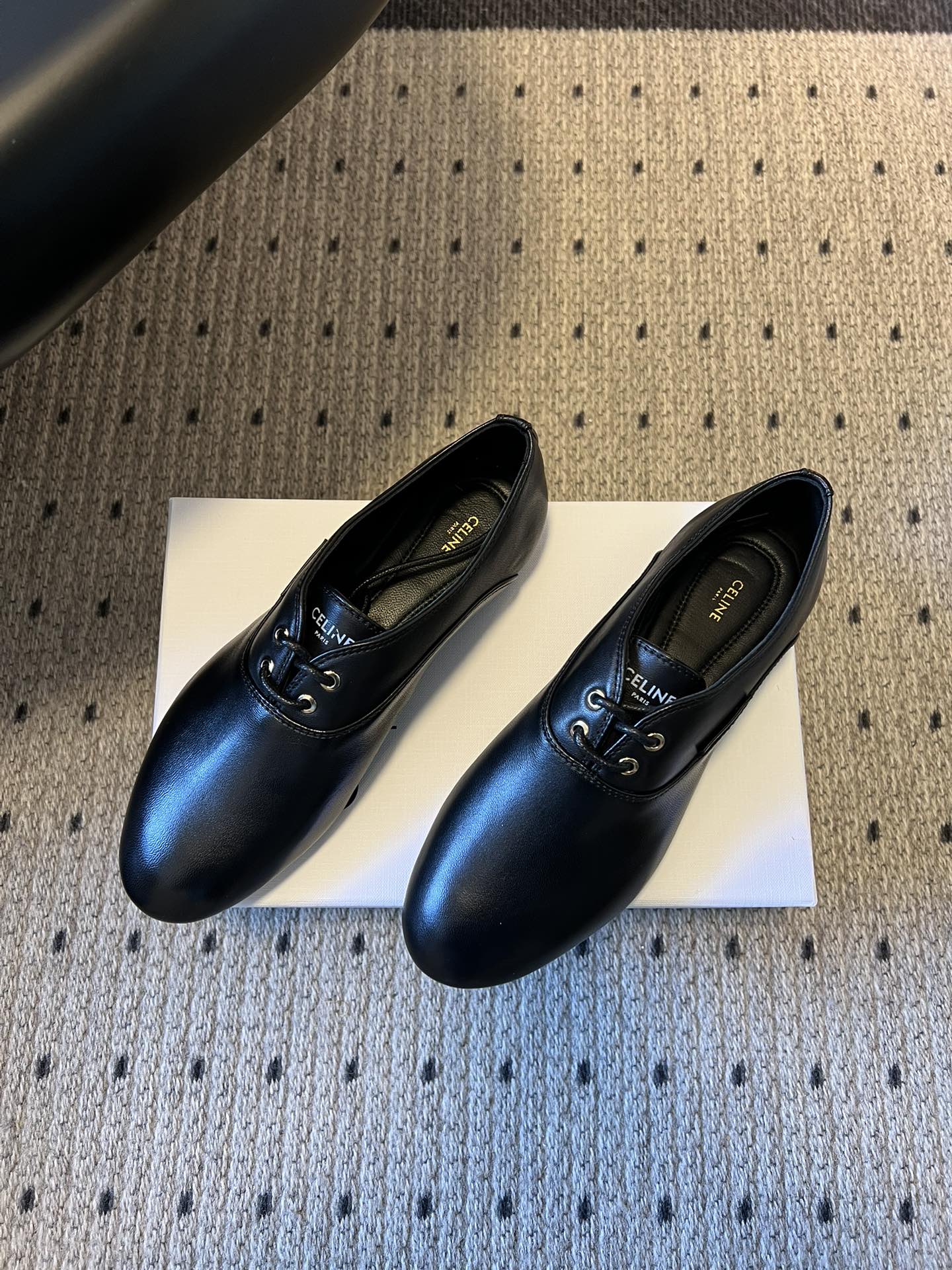 Celin* 26ss新款法式极简平底系带乐福鞋休闲鞋极简复古风，采用圆头鞋型搭配简化的系带设计，无多余