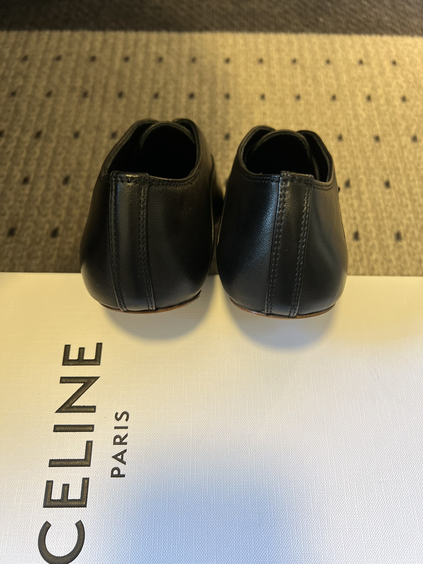 Celin* 26ss新款法式极简平底系带乐福鞋休闲鞋极简复古风，采用圆头鞋型搭配简化的系带设计，无多余