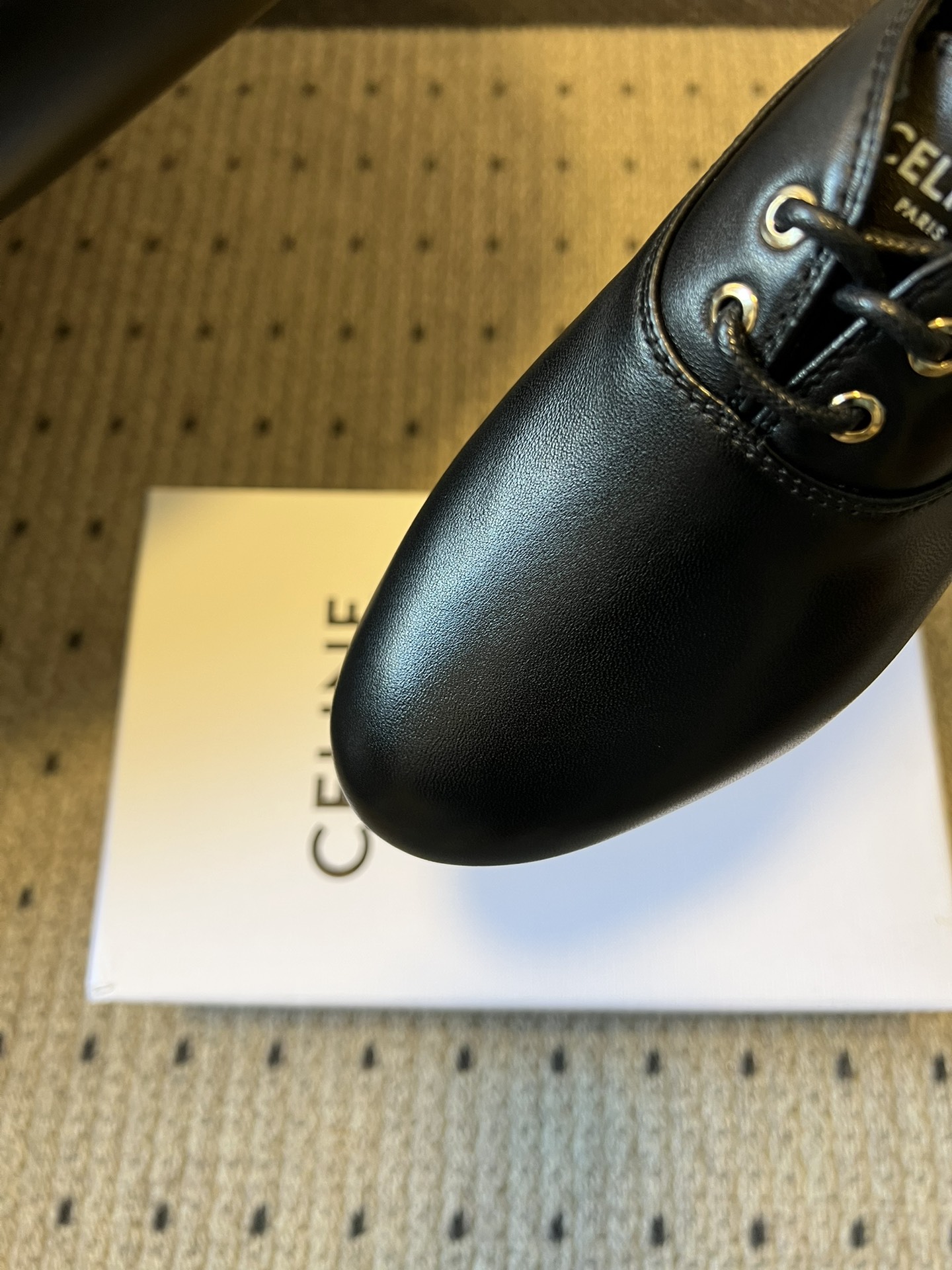 Celin* 26ss新款法式极简平底系带乐福鞋休闲鞋极简复古风，采用圆头鞋型搭配简化的系带设计，无多余