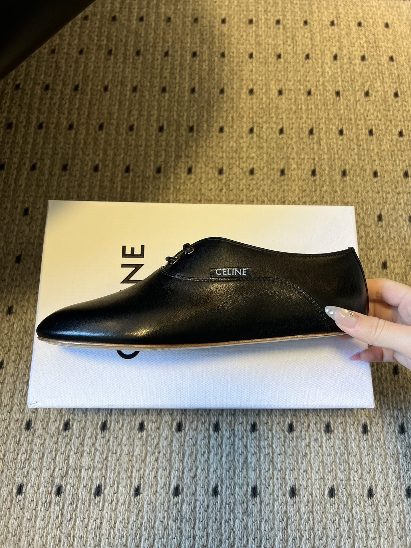 Celin* 26ss新款法式极简平底系带乐福鞋休闲鞋极简复古风，采用圆头鞋型搭配简化的系带设计，无多余