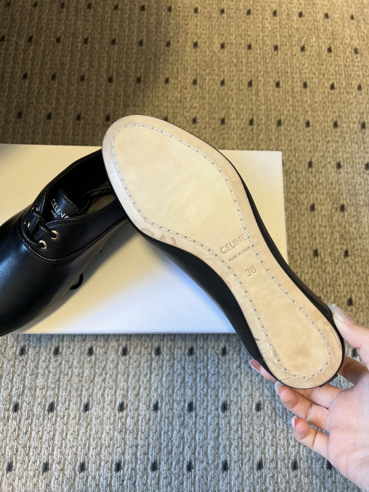 Celin* 26ss新款法式极简平底系带乐福鞋休闲鞋极简复古风，采用圆头鞋型搭配简化的系带设计，无多余