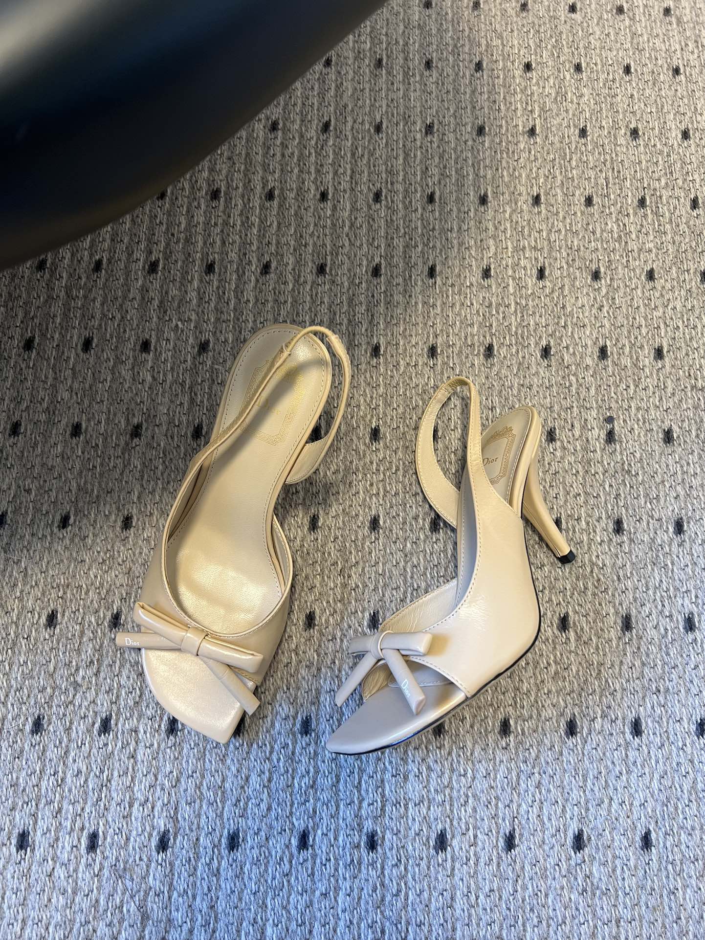 Dio* 26ss春夏新款走秀款露趾高跟鞋凉鞋浅口高跟鞋为基础款型，部分融入后空穆勒鞋的无后跟设计，鞋头