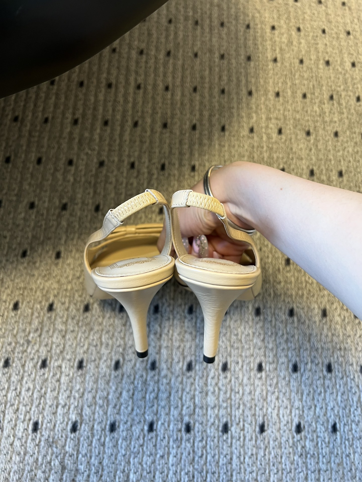 Dio* 26ss春夏新款走秀款露趾高跟鞋凉鞋浅口高跟鞋为基础款型，部分融入后空穆勒鞋的无后跟设计，鞋头