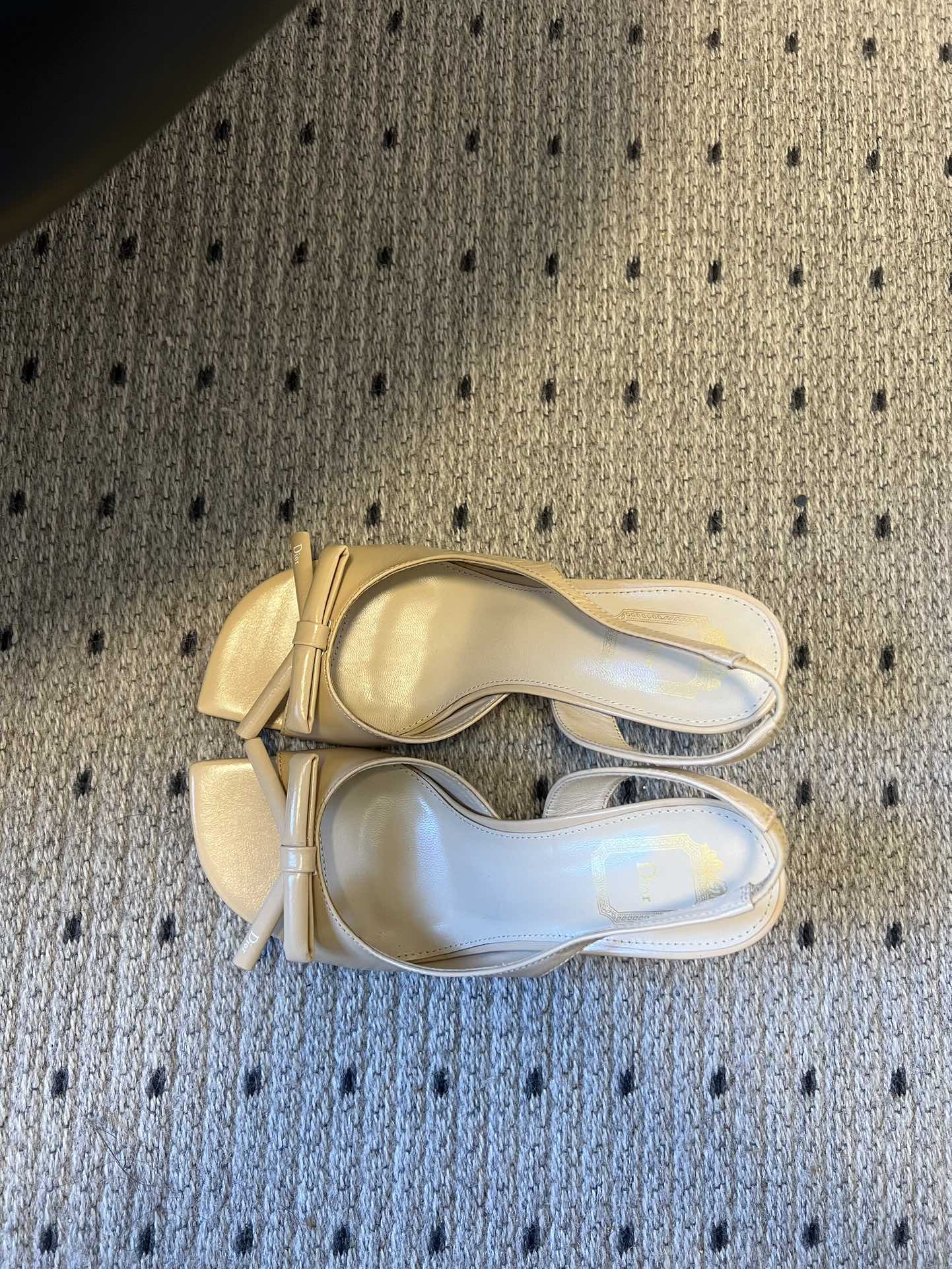 Dio* 26ss春夏新款走秀款露趾高跟鞋凉鞋浅口高跟鞋为基础款型，部分融入后空穆勒鞋的无后跟设计，鞋头