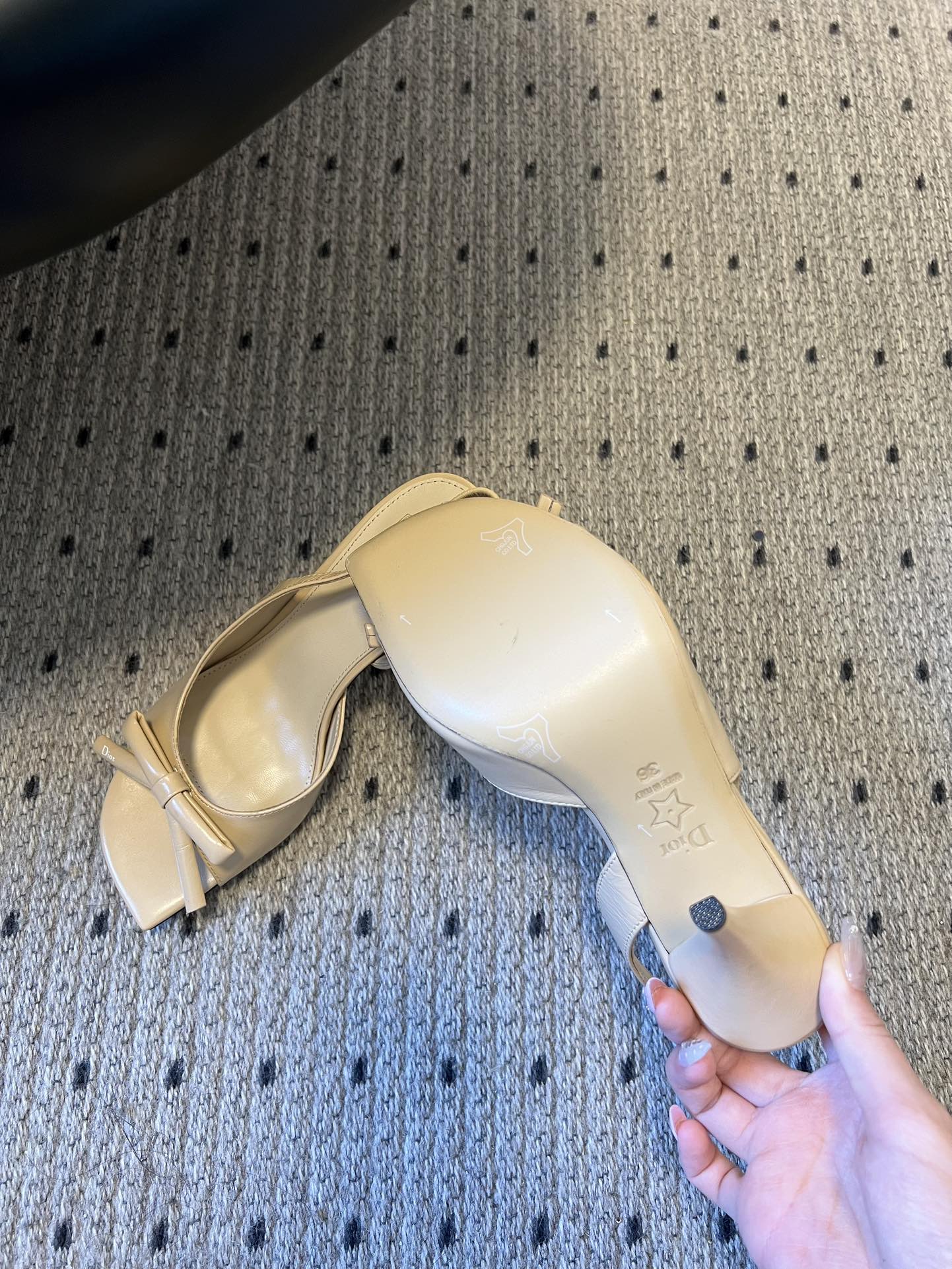 Dio* 26ss春夏新款走秀款露趾高跟鞋凉鞋浅口高跟鞋为基础款型，部分融入后空穆勒鞋的无后跟设计，鞋头