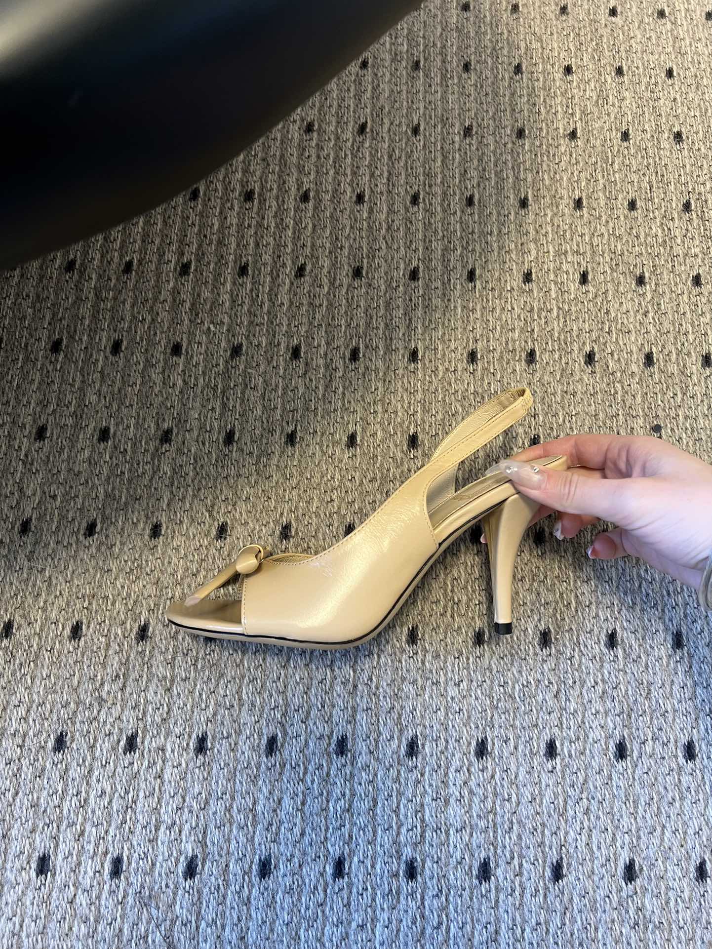 Dio* 26ss春夏新款走秀款露趾高跟鞋凉鞋浅口高跟鞋为基础款型，部分融入后空穆勒鞋的无后跟设计，鞋头