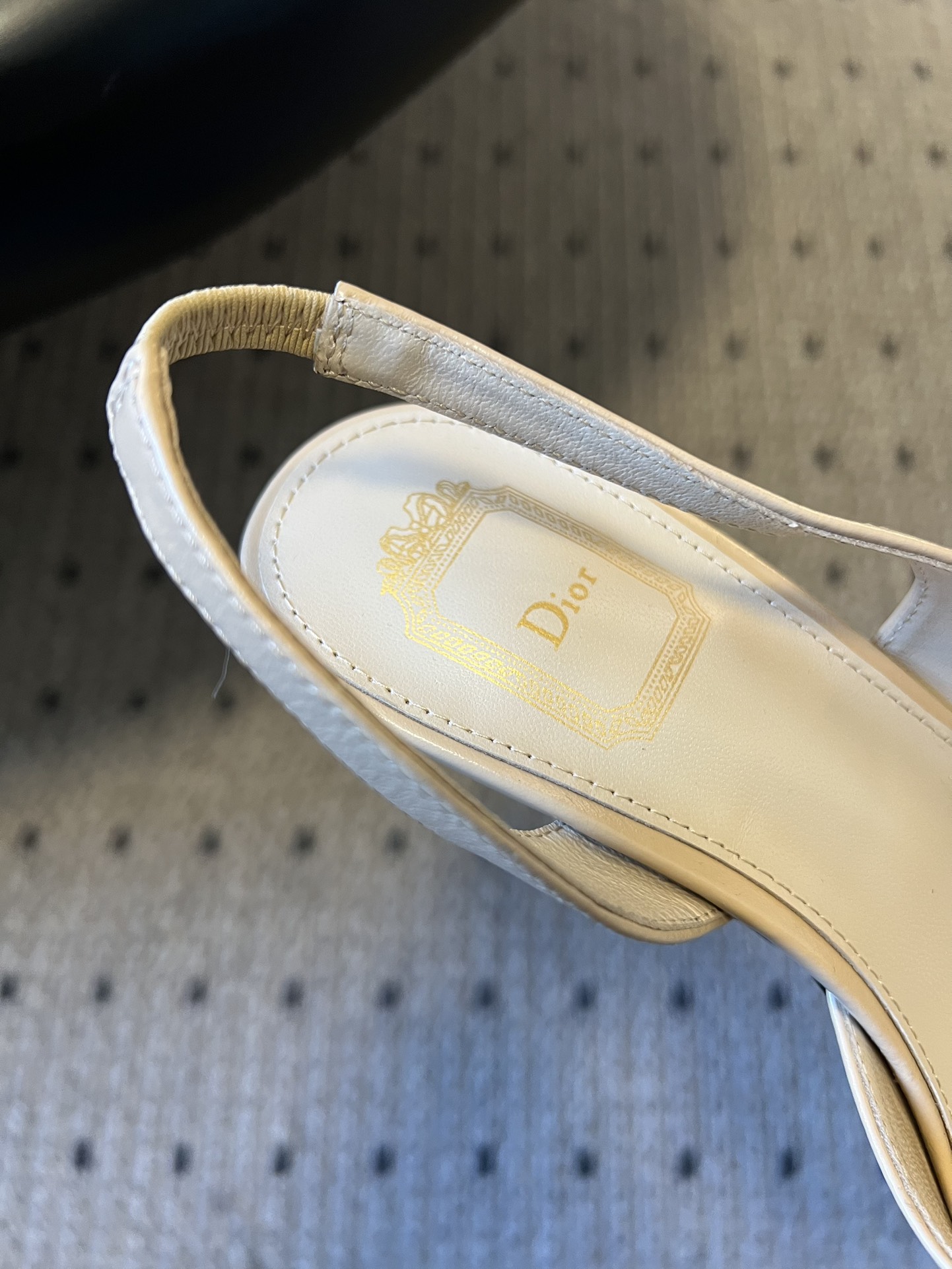 Dio* 26ss春夏新款走秀款露趾高跟鞋凉鞋浅口高跟鞋为基础款型，部分融入后空穆勒鞋的无后跟设计，鞋头