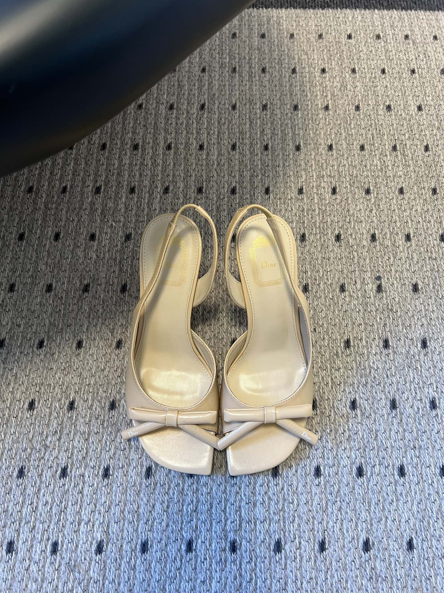 Dio* 26ss春夏新款走秀款露趾高跟鞋凉鞋浅口高跟鞋为基础款型，部分融入后空穆勒鞋的无后跟设计，鞋头