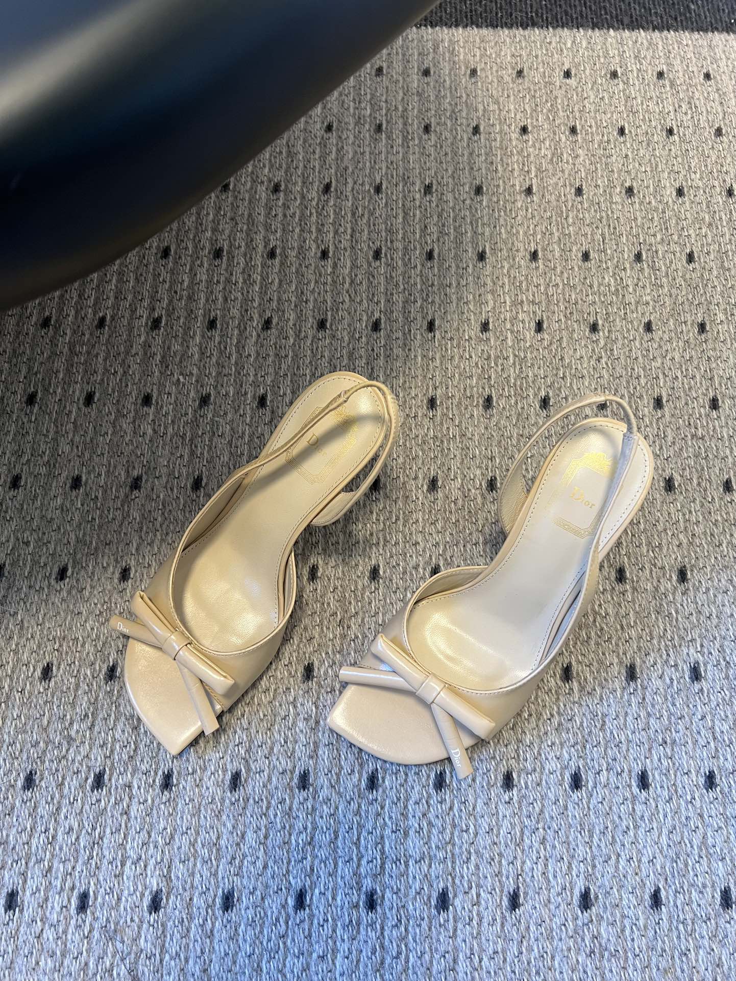 Dio* 26ss春夏新款走秀款露趾高跟鞋凉鞋浅口高跟鞋为基础款型，部分融入后空穆勒鞋的无后跟设计，鞋头