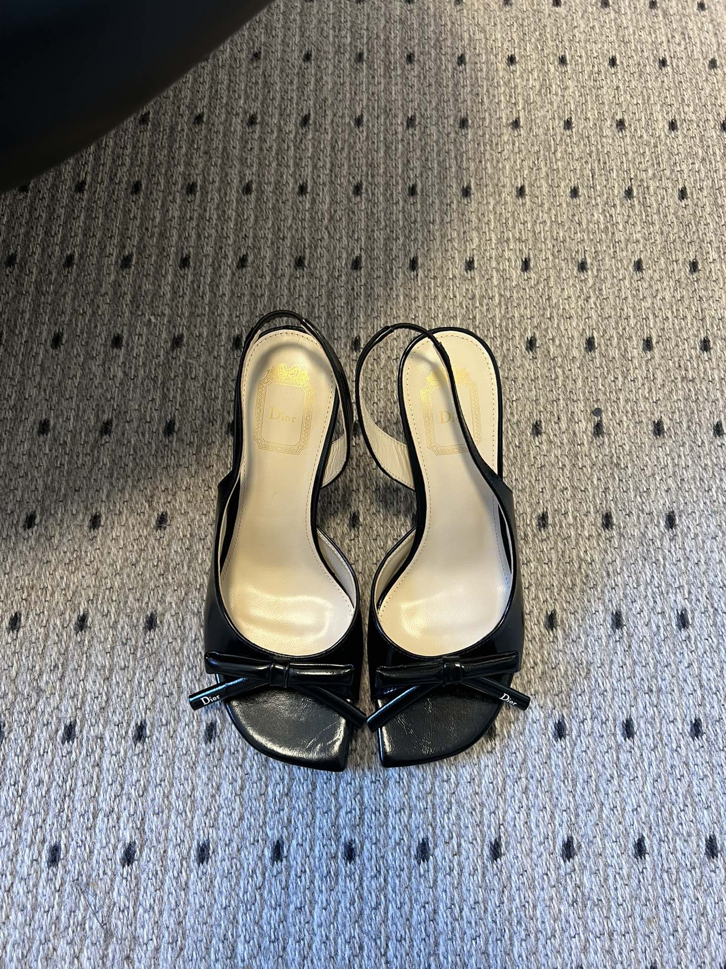 Dio* 26ss春夏新款走秀款露趾高跟鞋凉鞋浅口高跟鞋为基础款型，部分融入后空穆勒鞋的无后跟设计，鞋头