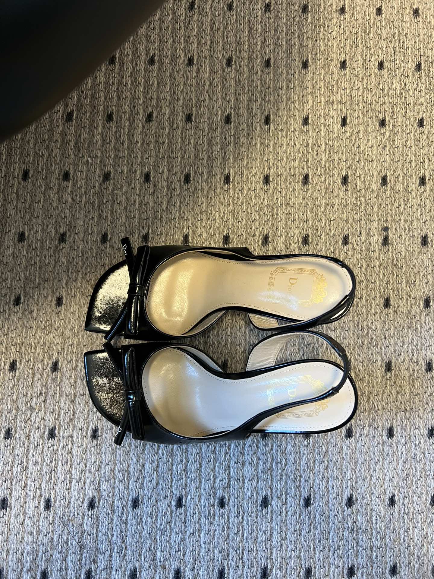 Dio* 26ss春夏新款走秀款露趾高跟鞋凉鞋浅口高跟鞋为基础款型，部分融入后空穆勒鞋的无后跟设计，鞋头