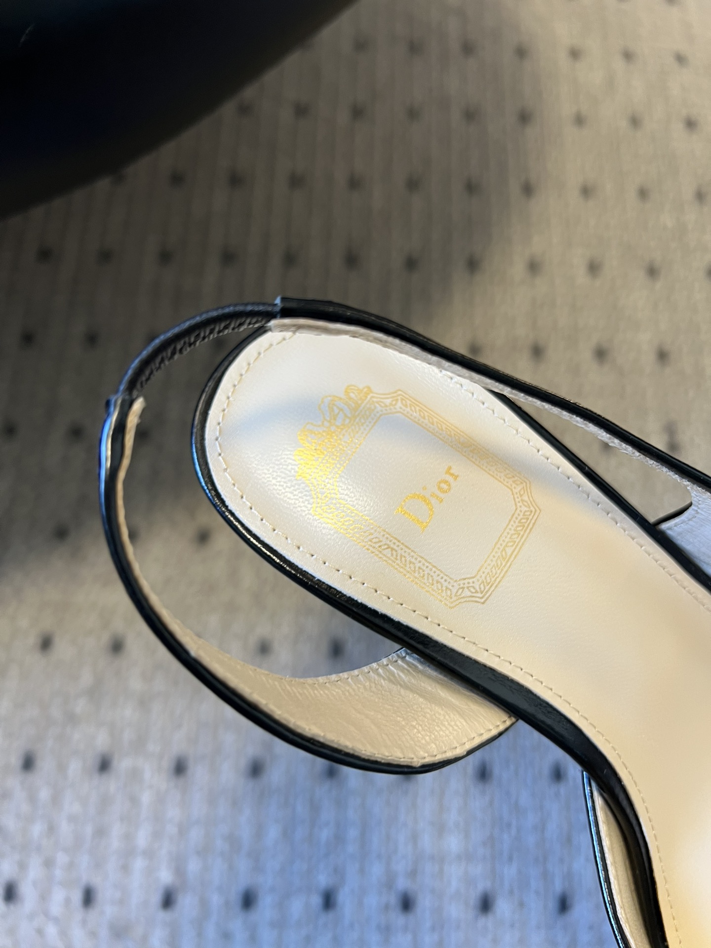 Dio* 26ss春夏新款走秀款露趾高跟鞋凉鞋浅口高跟鞋为基础款型，部分融入后空穆勒鞋的无后跟设计，鞋头