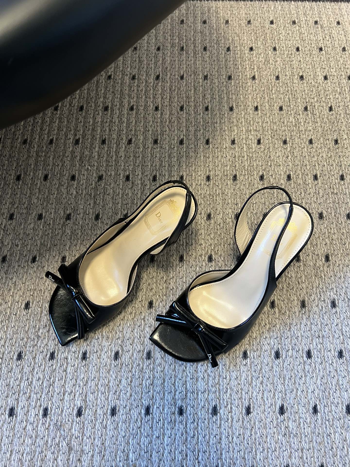 Dio* 26ss春夏新款走秀款露趾高跟鞋凉鞋浅口高跟鞋为基础款型，部分融入后空穆勒鞋的无后跟设计，鞋头