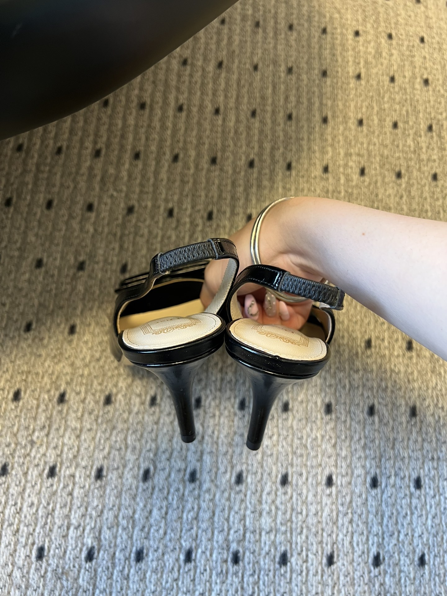 Dio* 26ss春夏新款走秀款露趾高跟鞋凉鞋浅口高跟鞋为基础款型，部分融入后空穆勒鞋的无后跟设计，鞋头