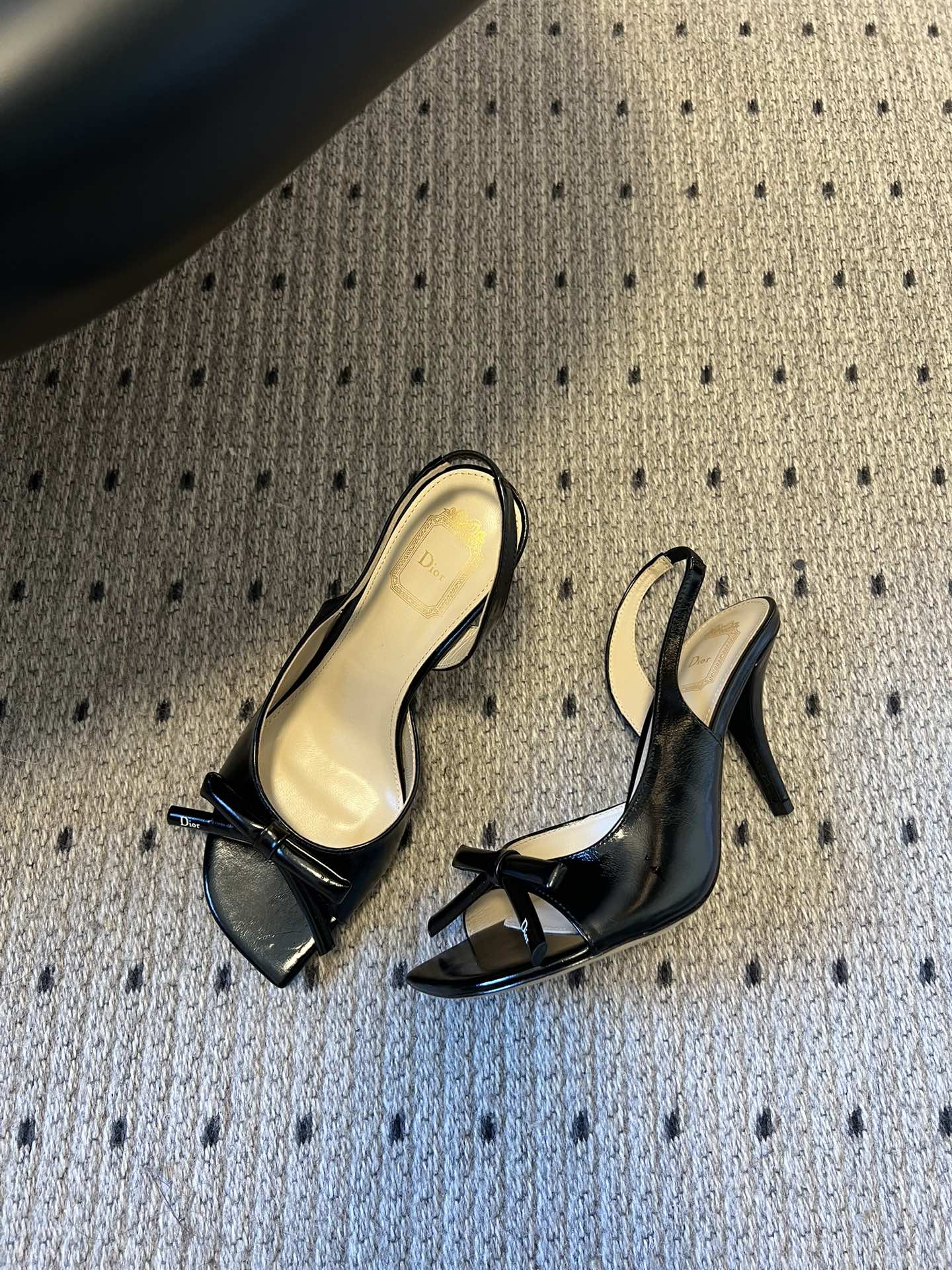 Dio* 26ss春夏新款走秀款露趾高跟鞋凉鞋浅口高跟鞋为基础款型，部分融入后空穆勒鞋的无后跟设计，鞋头