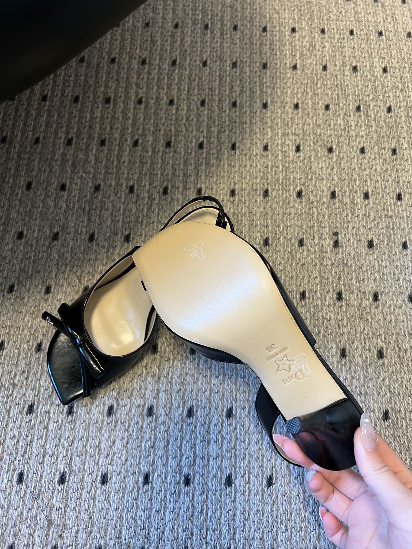 Dio* 26ss春夏新款走秀款露趾高跟鞋凉鞋浅口高跟鞋为基础款型，部分融入后空穆勒鞋的无后跟设计，鞋头