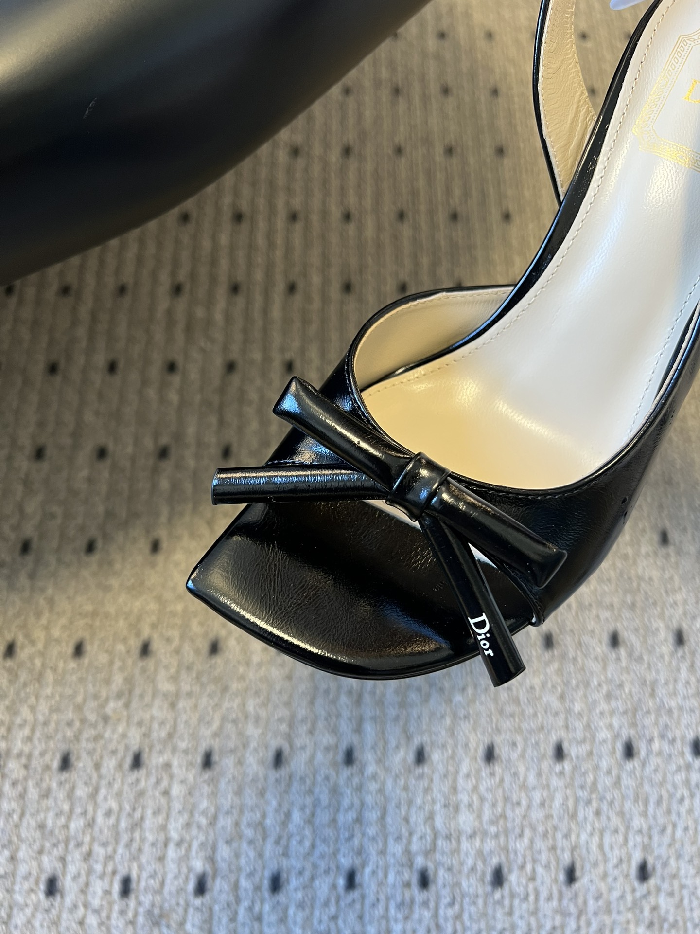 Dio* 26ss春夏新款走秀款露趾高跟鞋凉鞋浅口高跟鞋为基础款型，部分融入后空穆勒鞋的无后跟设计，鞋头