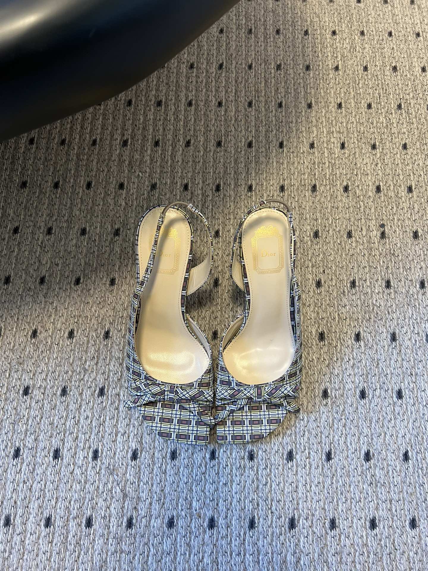 Dio* 26ss春夏新款走秀款露趾高跟鞋凉鞋浅口高跟鞋为基础款型，部分融入后空穆勒鞋的无后跟设计，鞋头