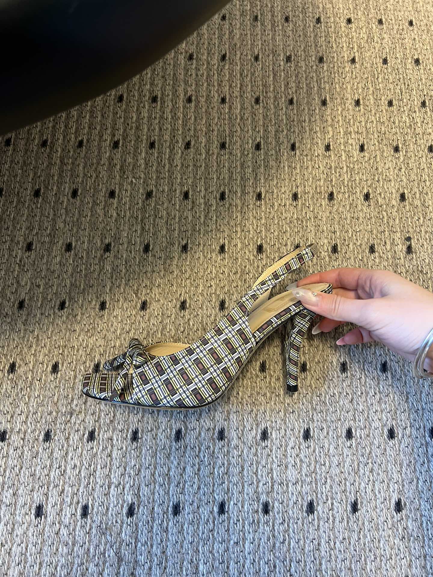 Dio* 26ss春夏新款走秀款露趾高跟鞋凉鞋浅口高跟鞋为基础款型，部分融入后空穆勒鞋的无后跟设计，鞋头